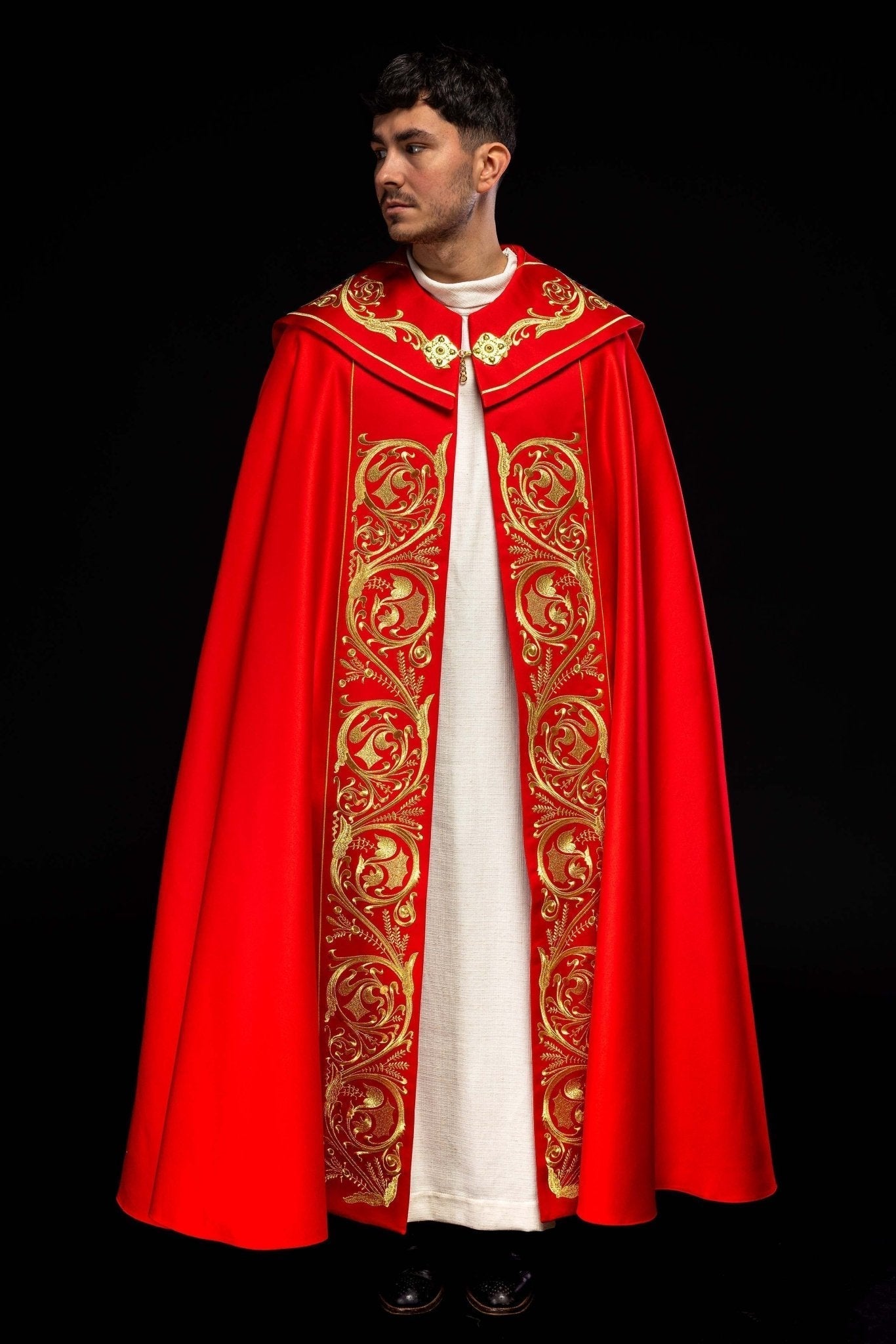 Capa de asperges litúrgica vermelha com bordado IHS