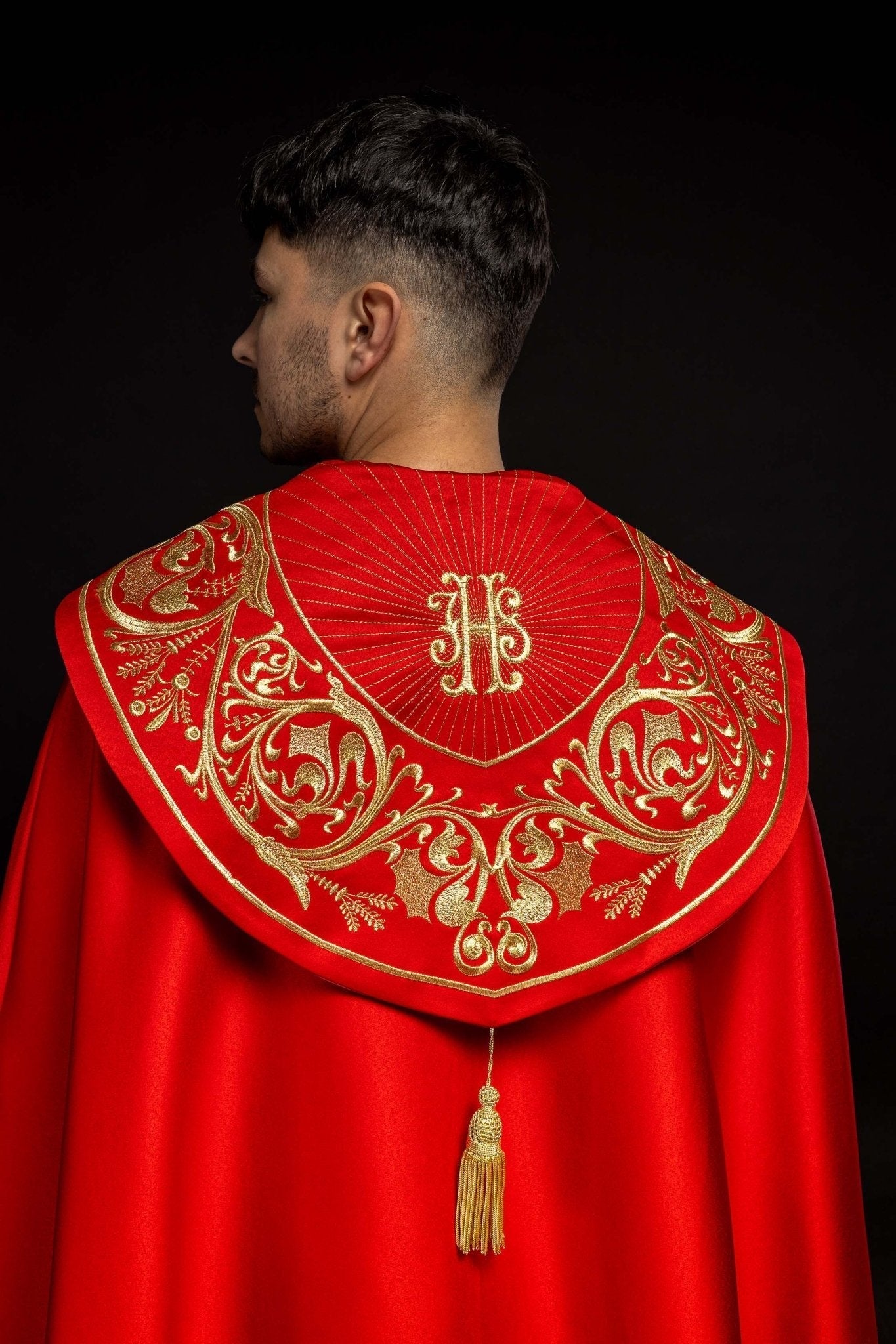 Capa de asperges litúrgica vermelha com bordado IHS