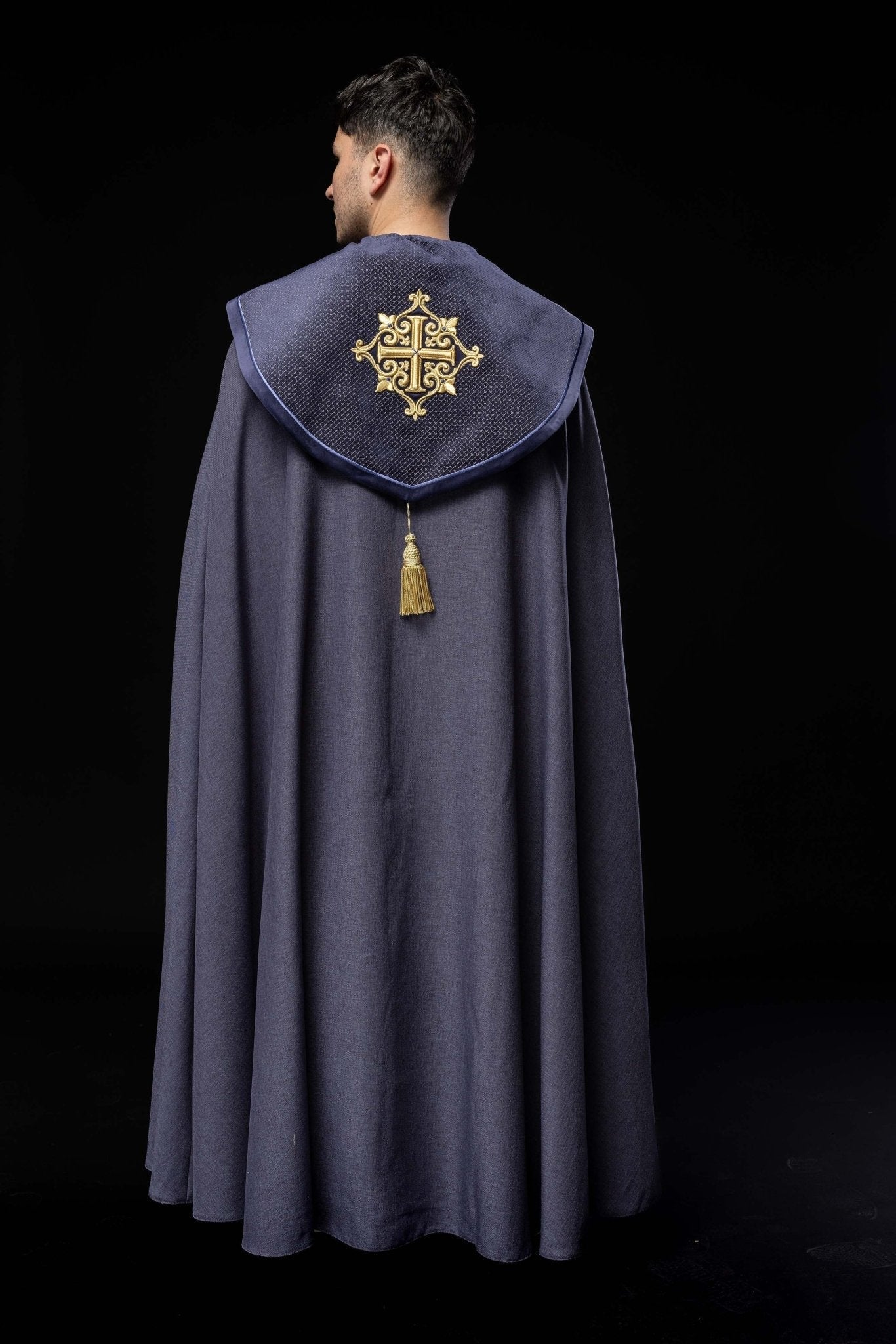 Capa de asperges litúrgica com faixa de veludo roxo e bordado de cruzes