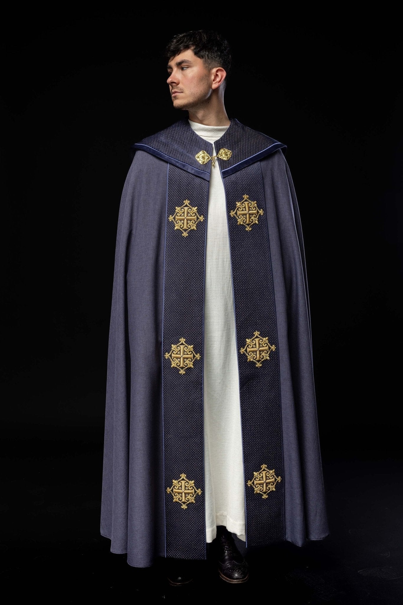 Capa de asperges litúrgica com faixa de veludo roxo e bordado de cruzes