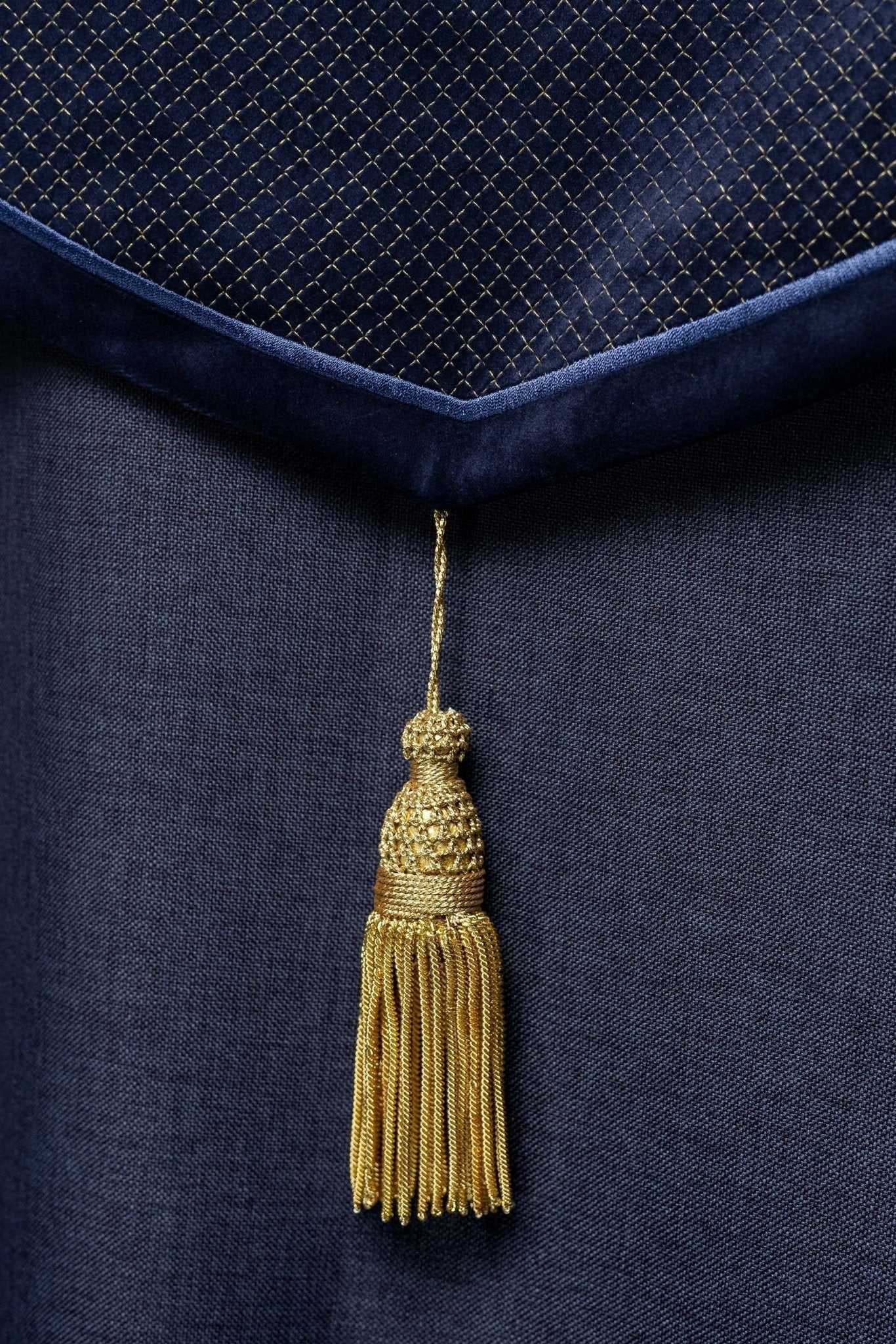 Capa de asperges litúrgica com faixa de veludo roxo e bordado de cruzes