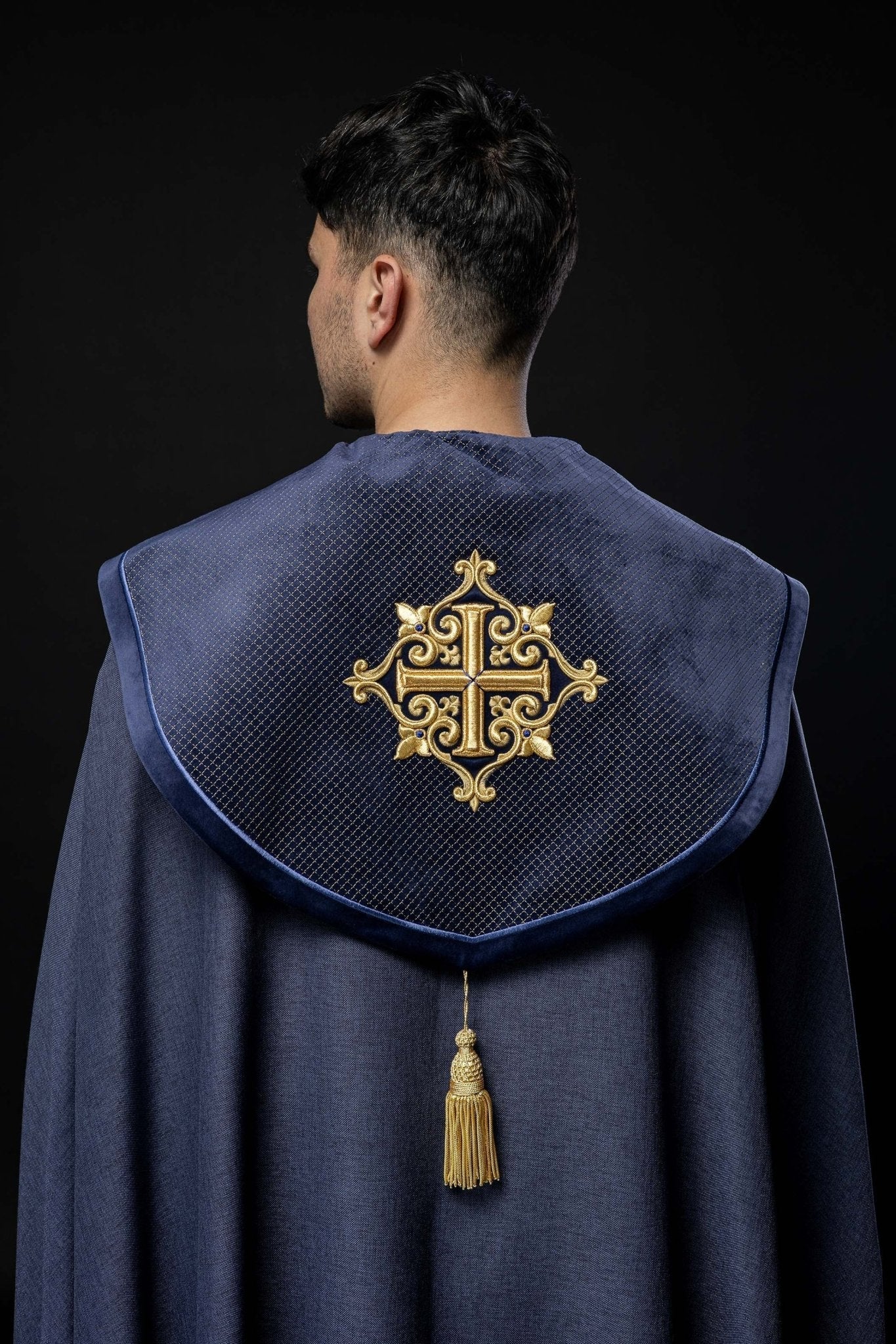 Capa de asperges litúrgica com faixa de veludo roxo e bordado de cruzes