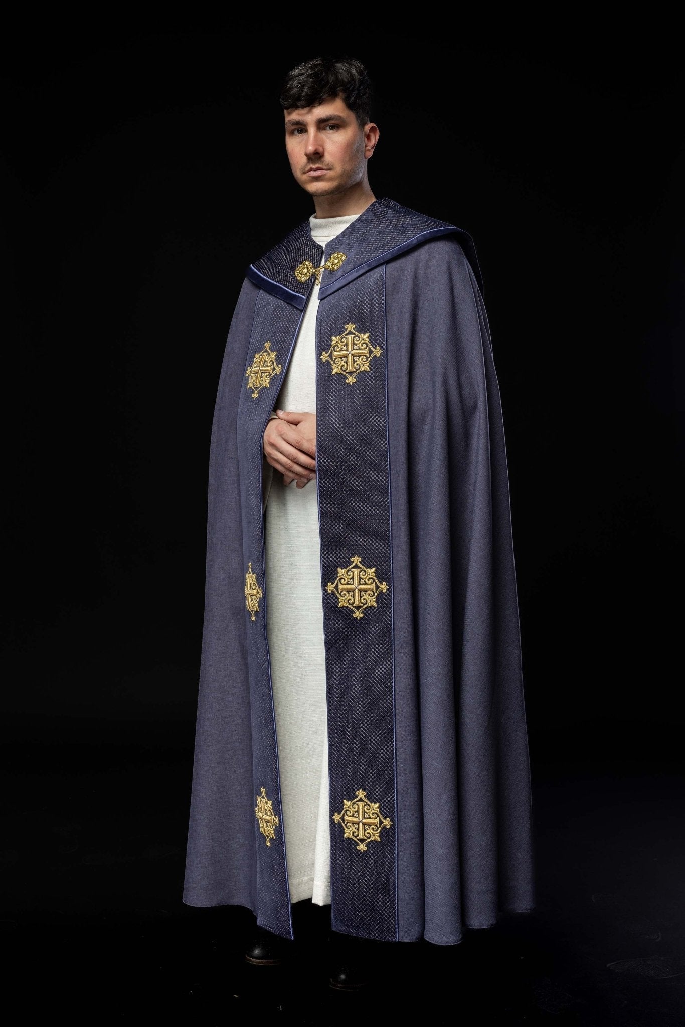 Capa de asperges litúrgica com faixa de veludo roxo e bordado de cruzes