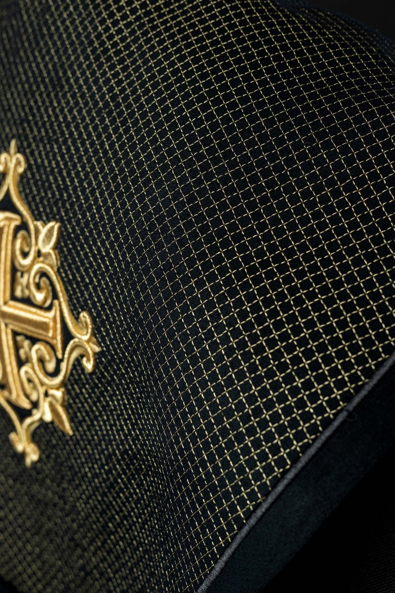 Capa de asperges litúrgica com faixa de veludo preta e bordado de cruzes