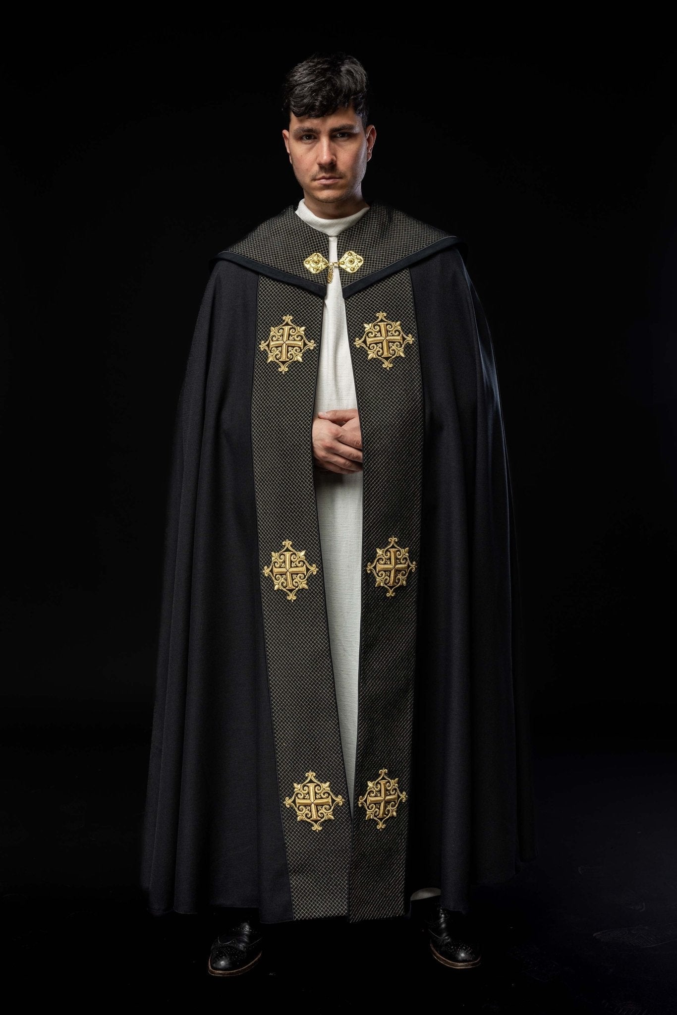Capa de asperges litúrgica com faixa de veludo preta e bordado de cruzes