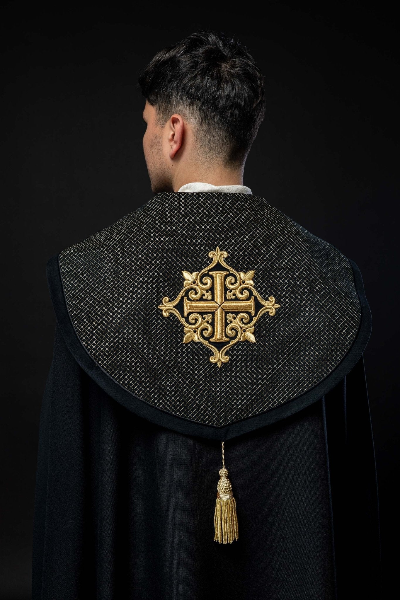 Capa de asperges litúrgica com faixa de veludo preta e bordado de cruzes