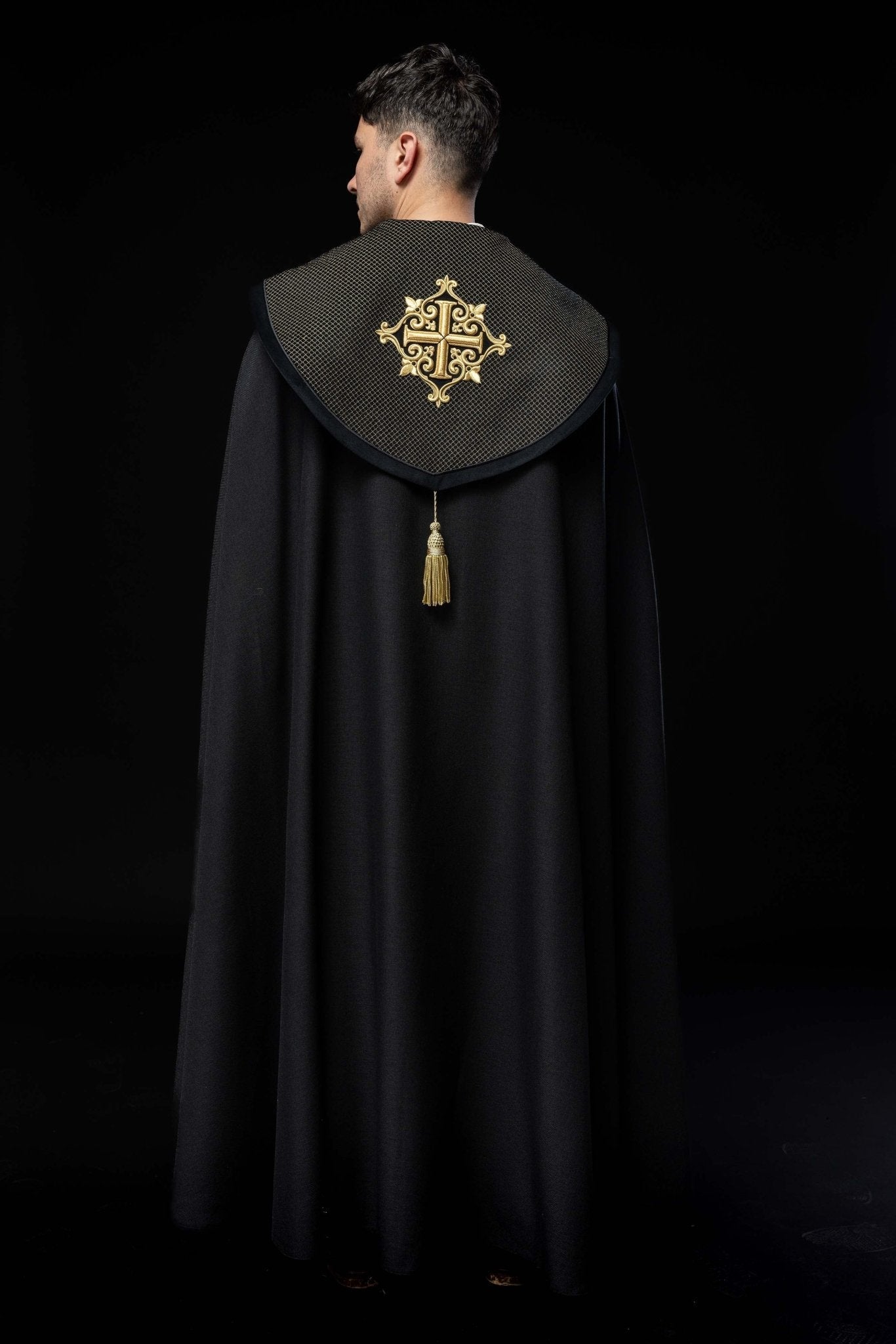 Capa de asperges litúrgica com faixa de veludo preta e bordado de cruzes