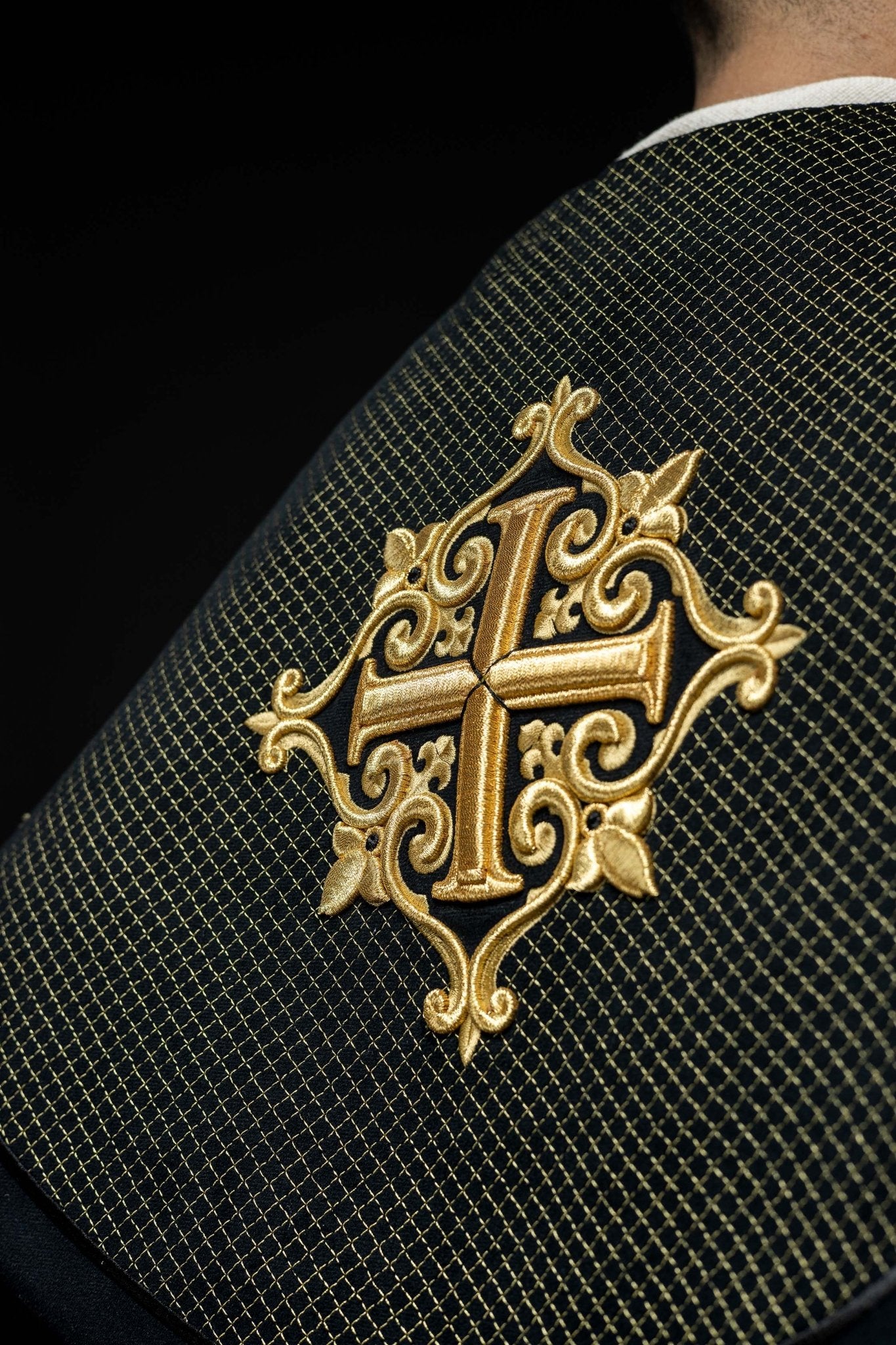 Capa de asperges litúrgica com faixa de veludo preta e bordado de cruzes