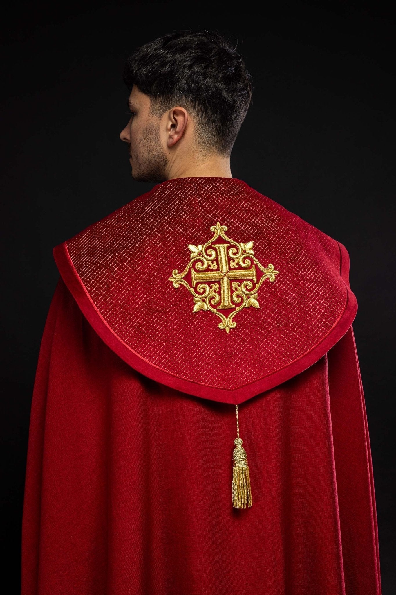 Capa de asperges litúrgica com faixa de veludo vermelho e bordado de cruzes