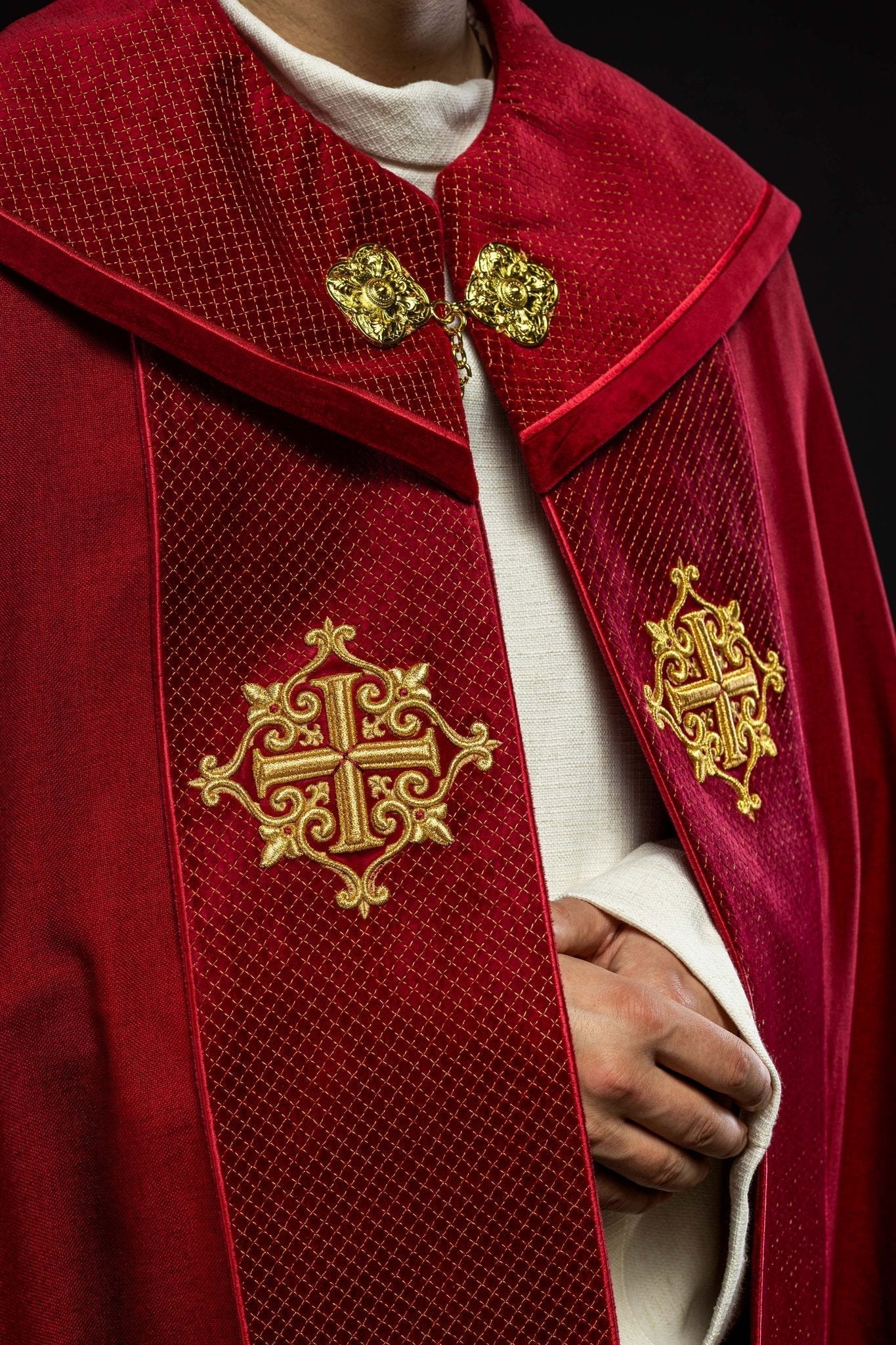 Capa de asperges litúrgica com faixa de veludo vermelho e bordado de cruzes