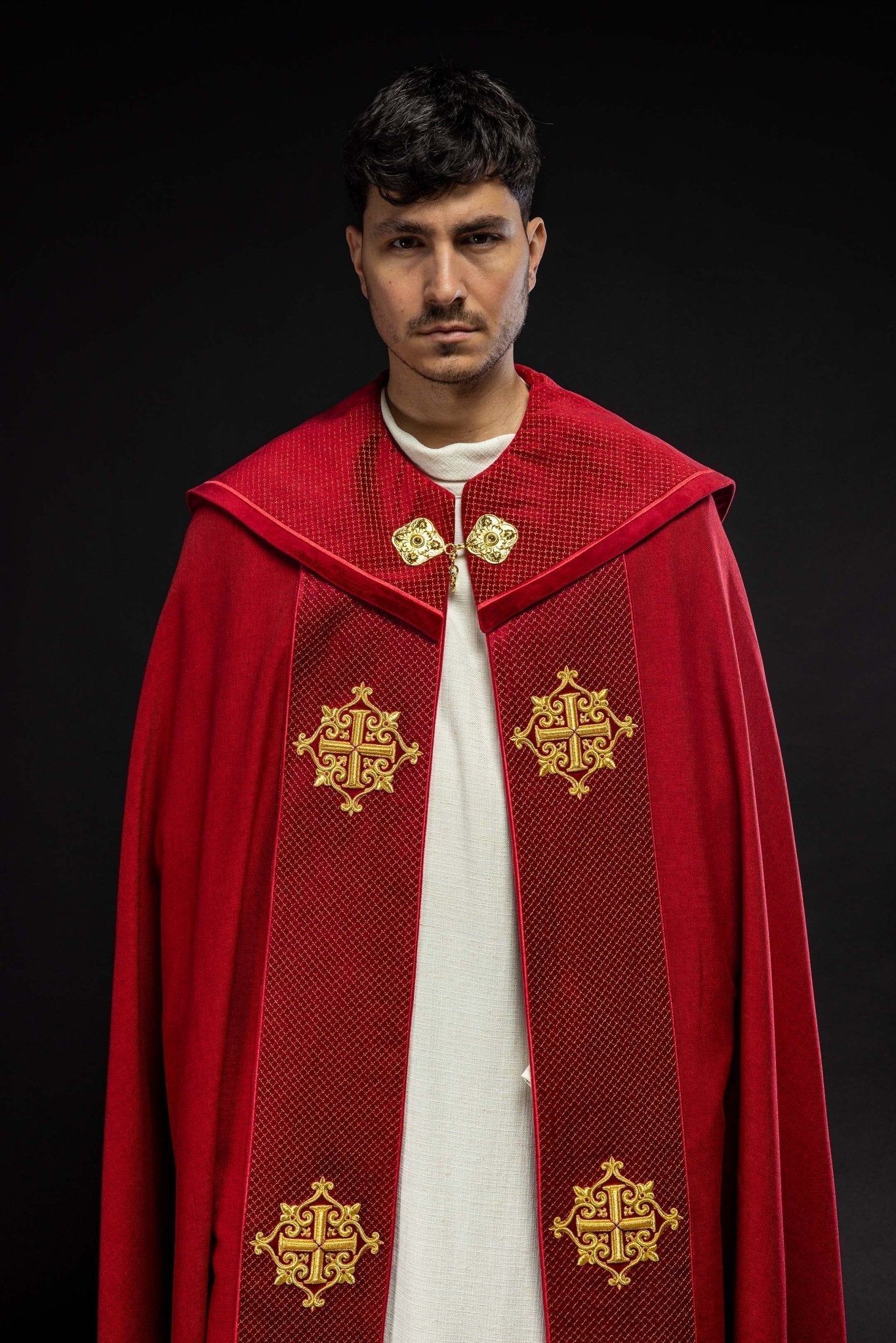 Capa de asperges litúrgica com faixa de veludo vermelho e bordado de cruzes