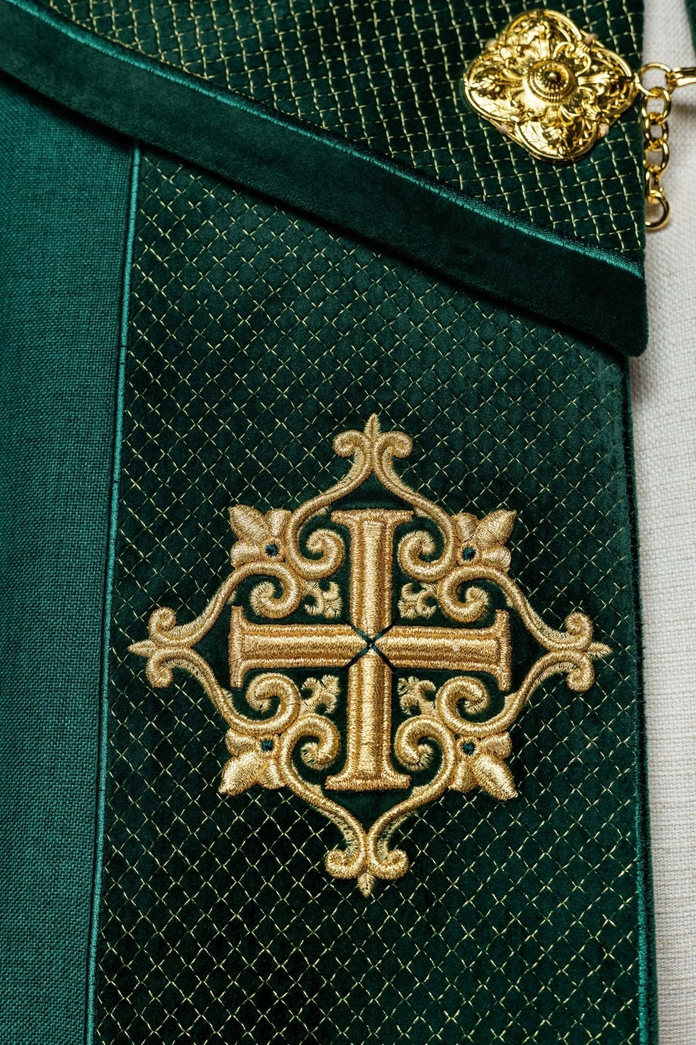 Capa de asperges litúrgica com faixa de veludo verde e bordado de cruzes