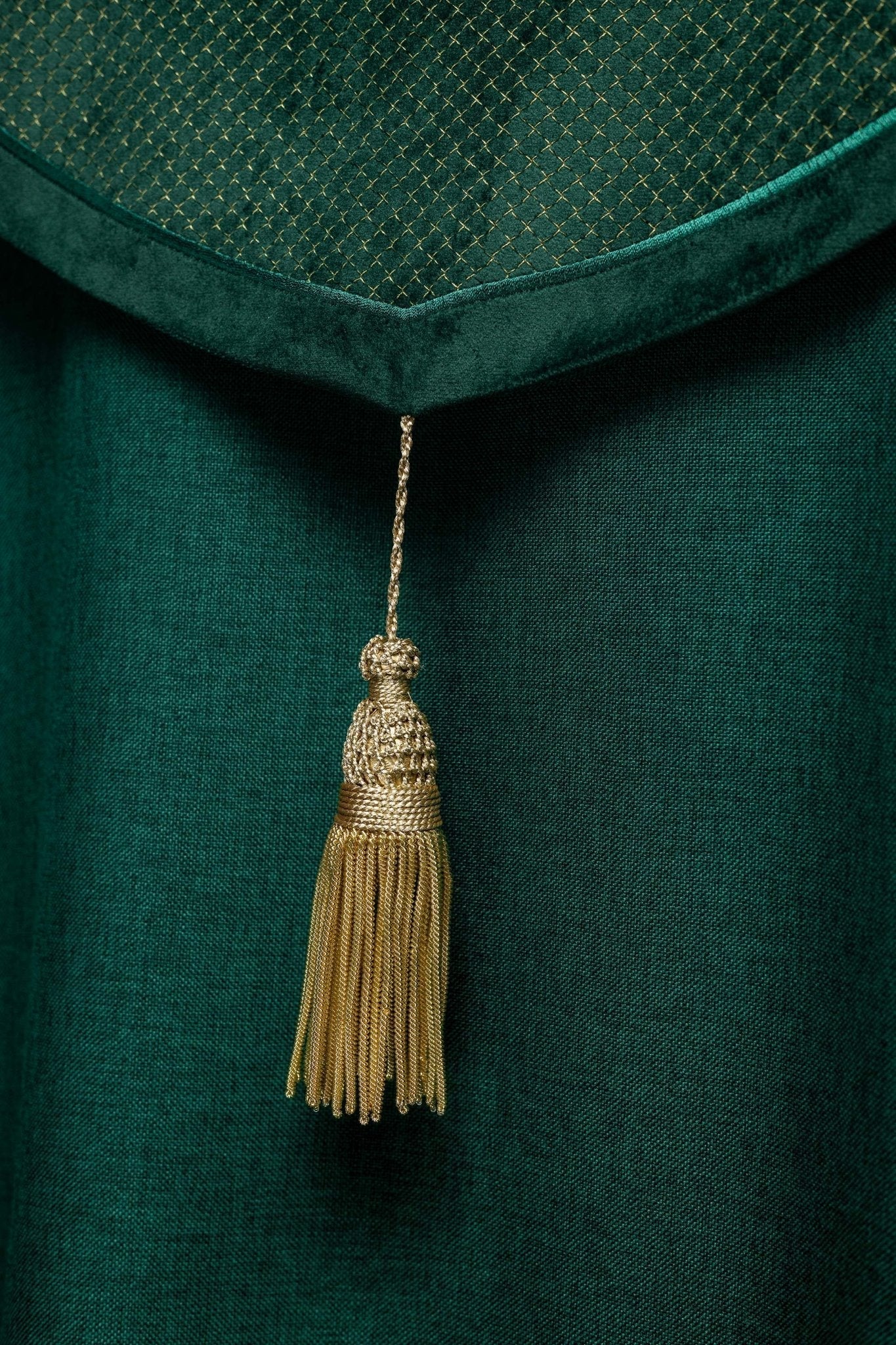 Capa de asperges litúrgica com faixa de veludo verde e bordado de cruzes
