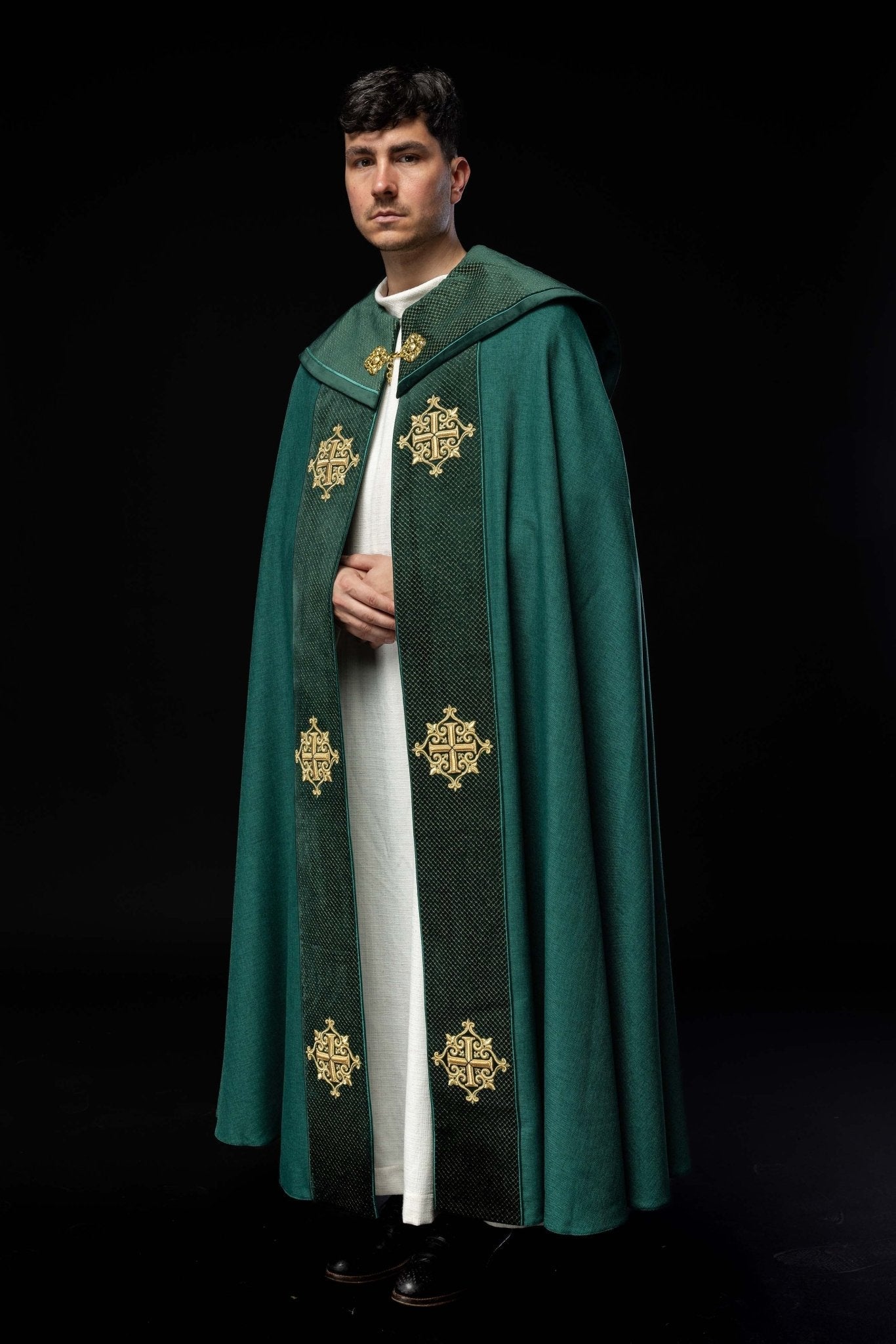 Capa de asperges litúrgica com faixa de veludo verde e bordado de cruzes