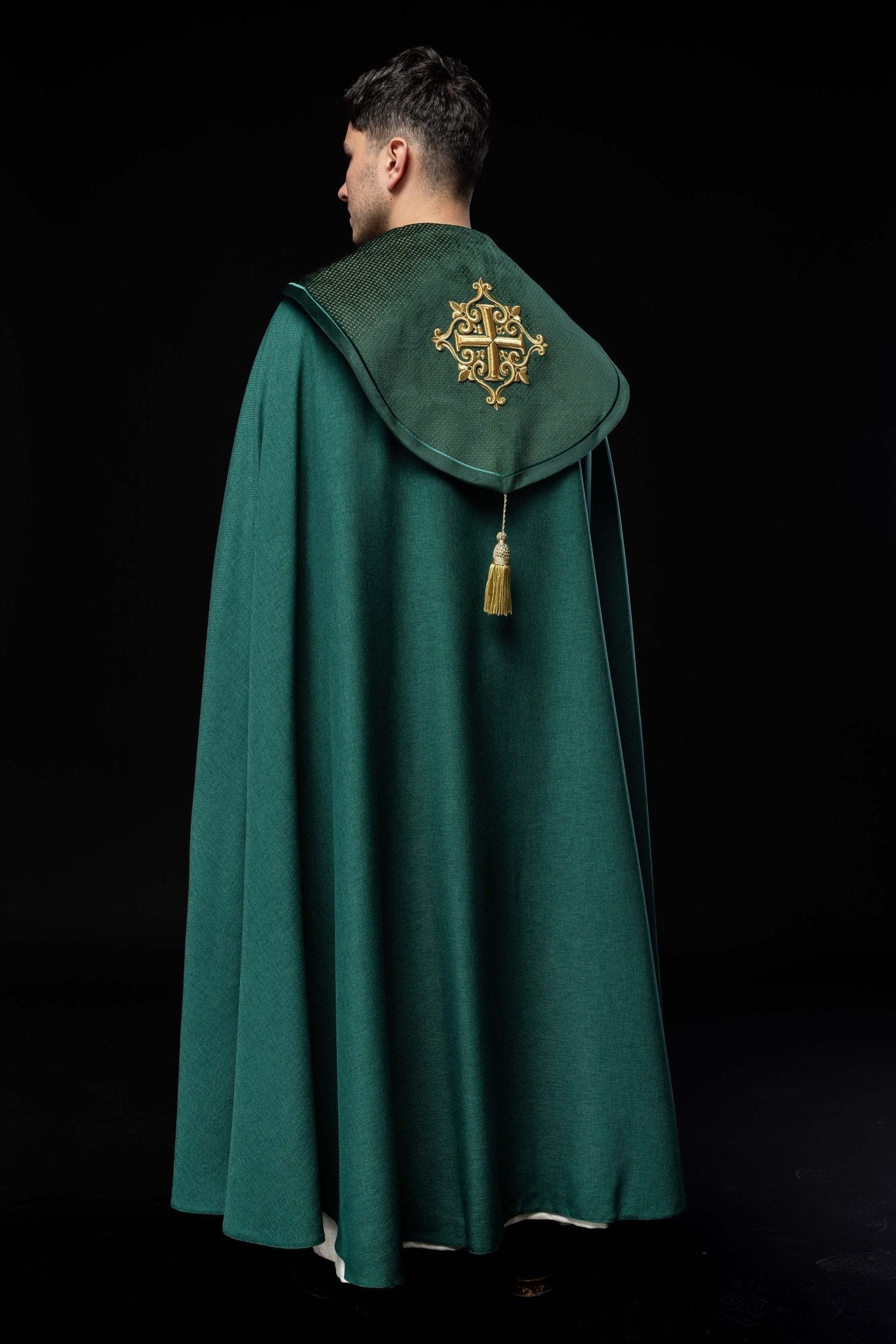 Capa de asperges litúrgica com faixa de veludo verde e bordado de cruzes