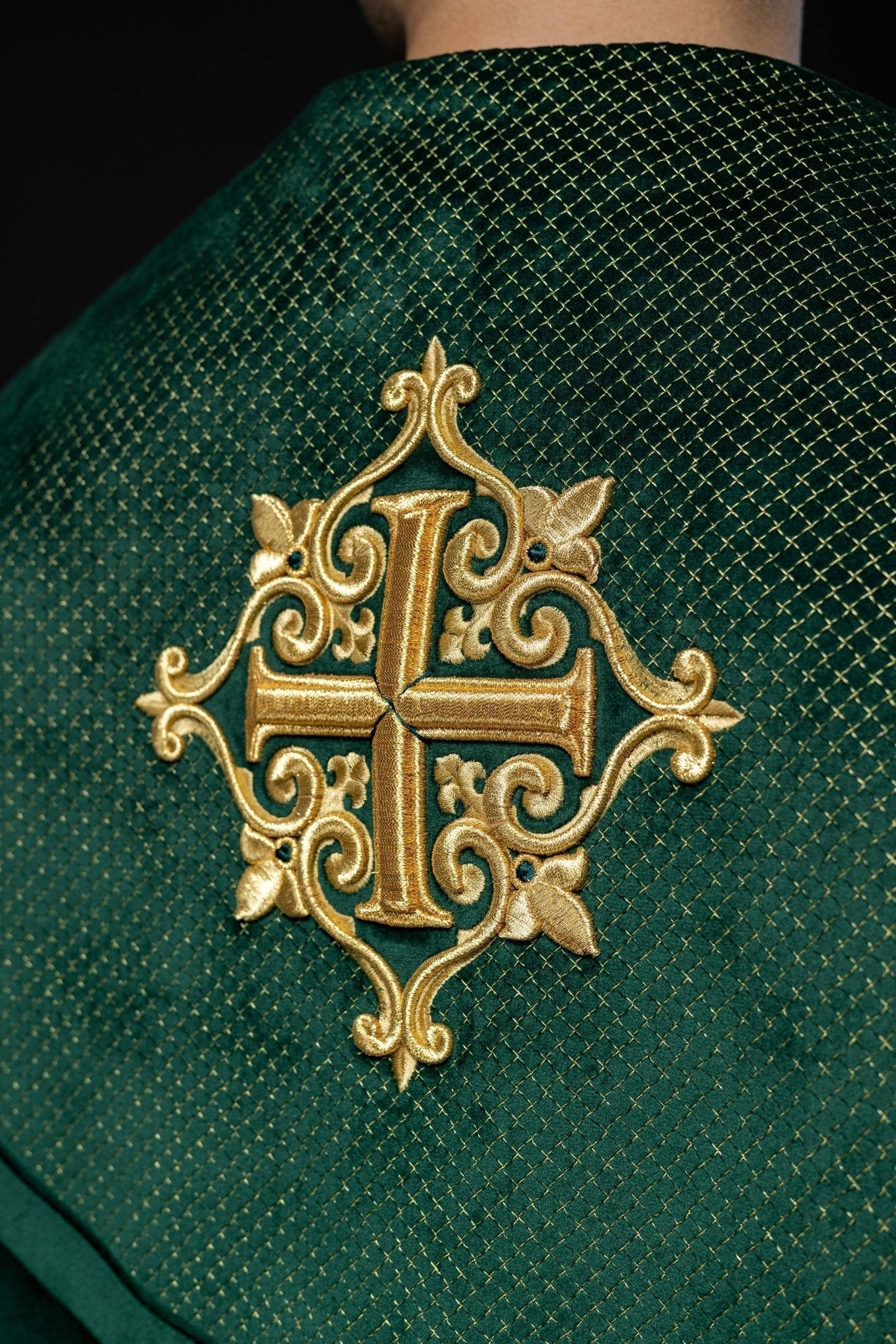 Capa de asperges litúrgica com faixa de veludo verde e bordado de cruzes