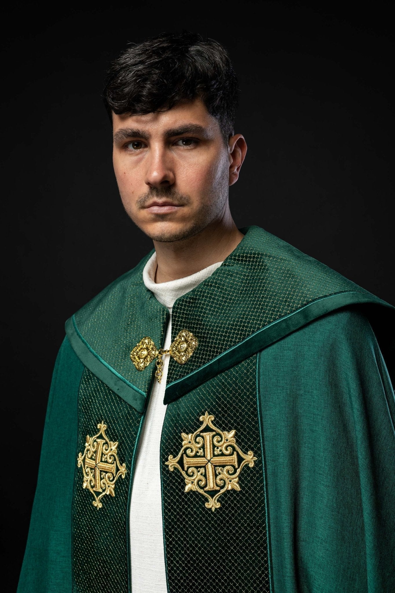 Capa de asperges litúrgica com faixa de veludo verde e bordado de cruzes