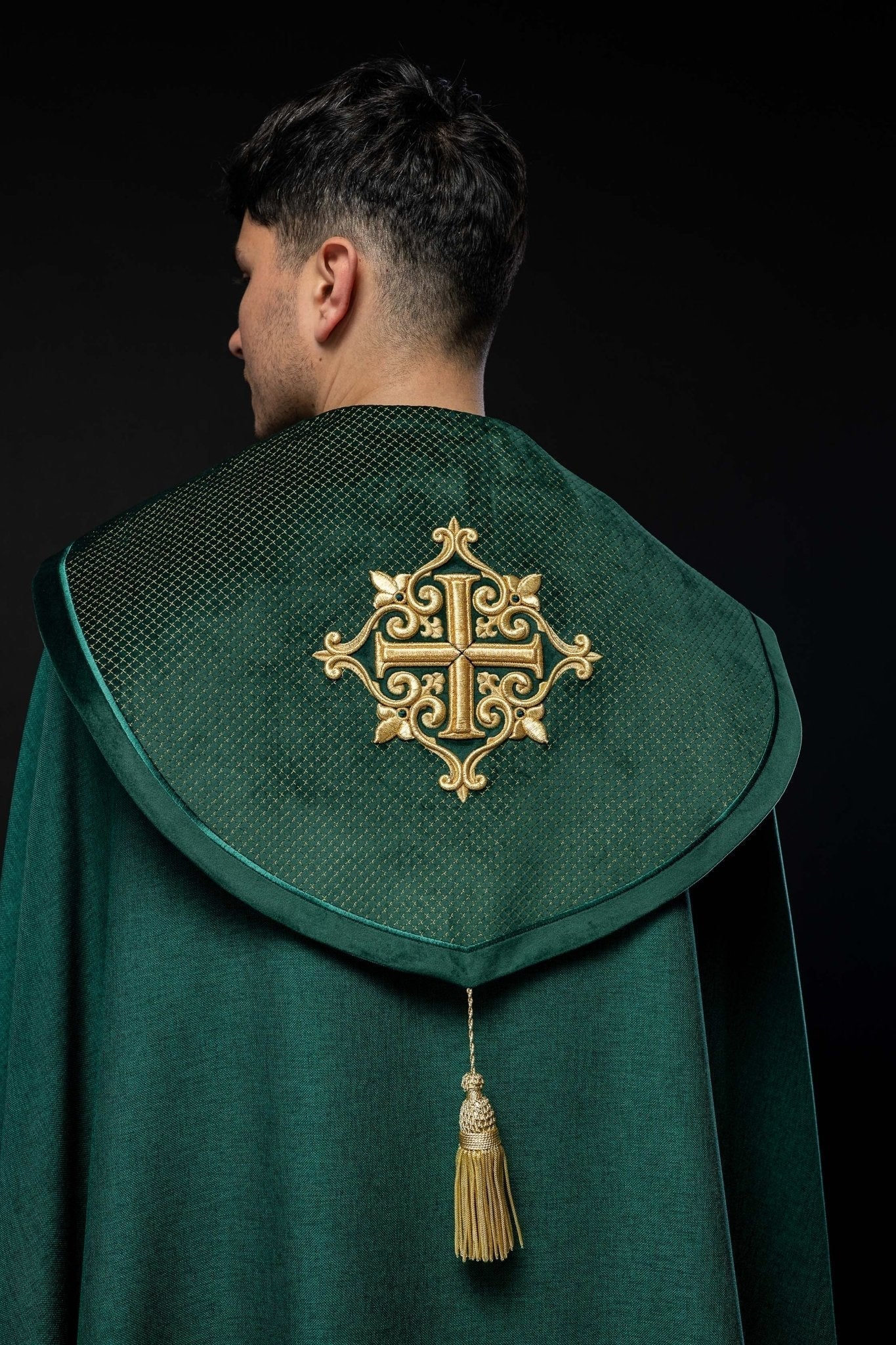 Capa de asperges litúrgica com faixa de veludo verde e bordado de cruzes