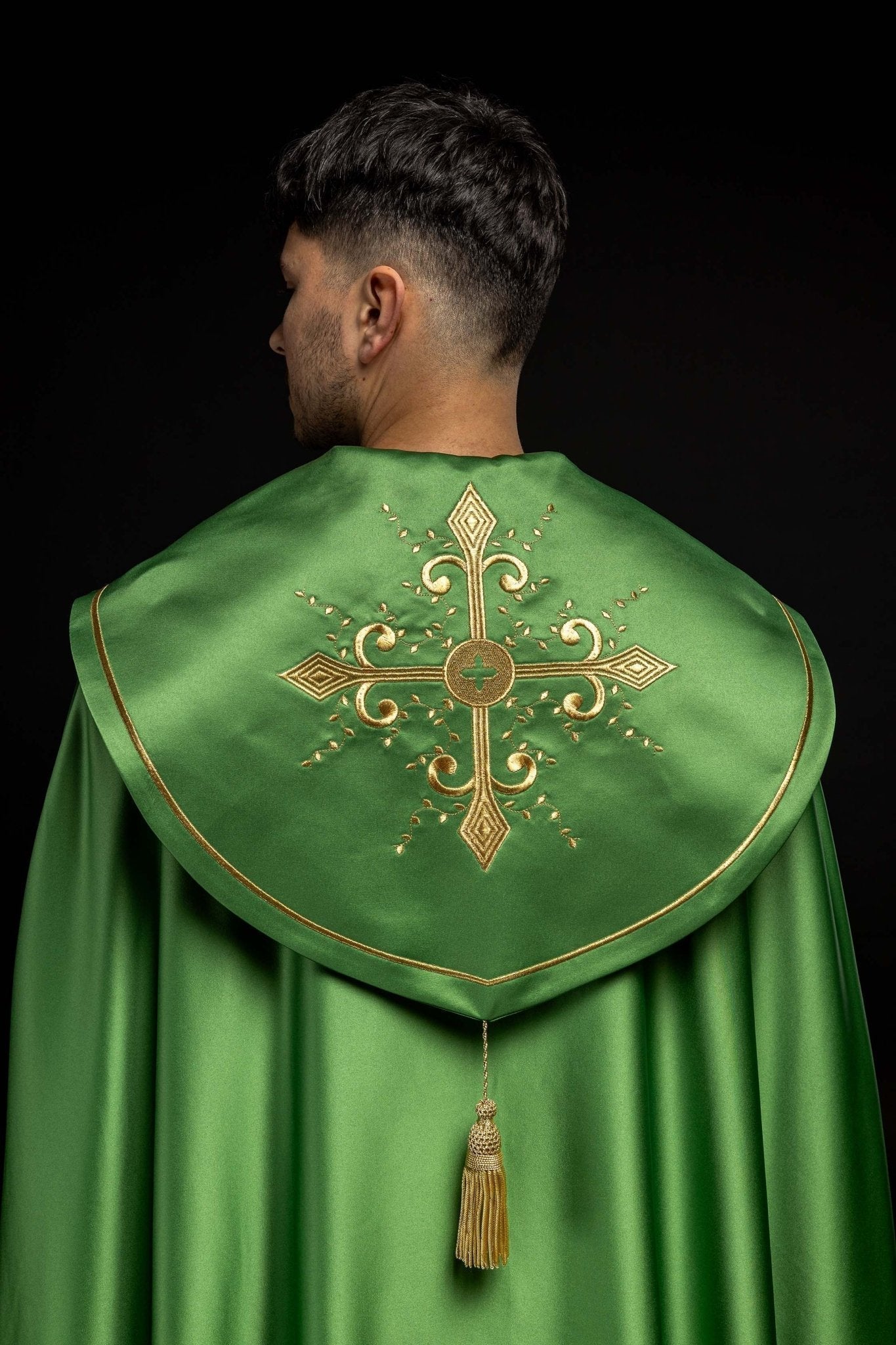 Capa de asperges litúrgica verde com faixa larga bordada com cruzes