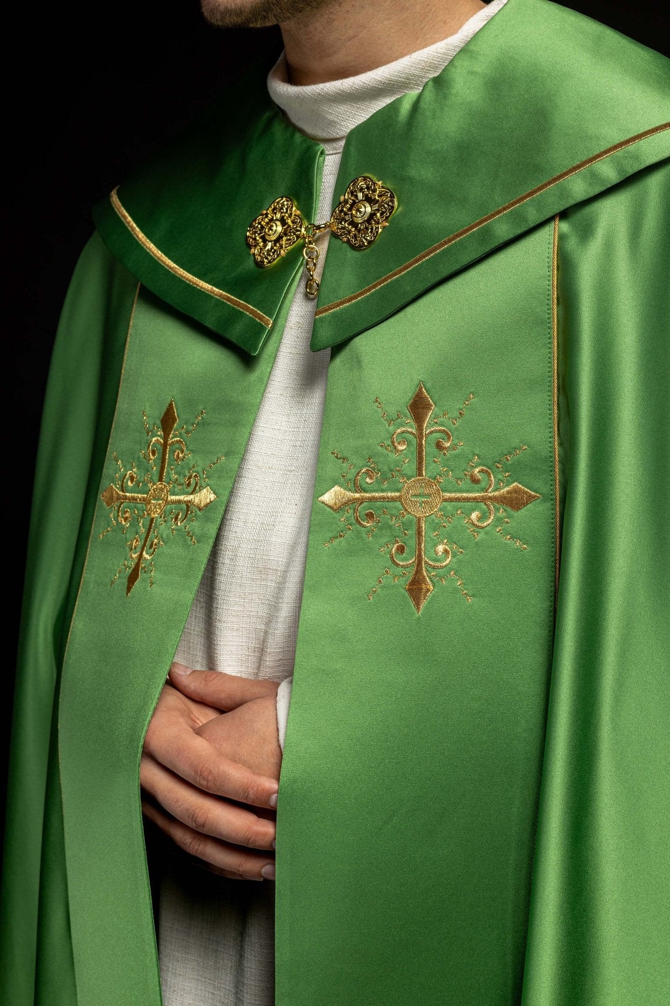 Capa de asperges litúrgica verde com faixa larga bordada com cruzes