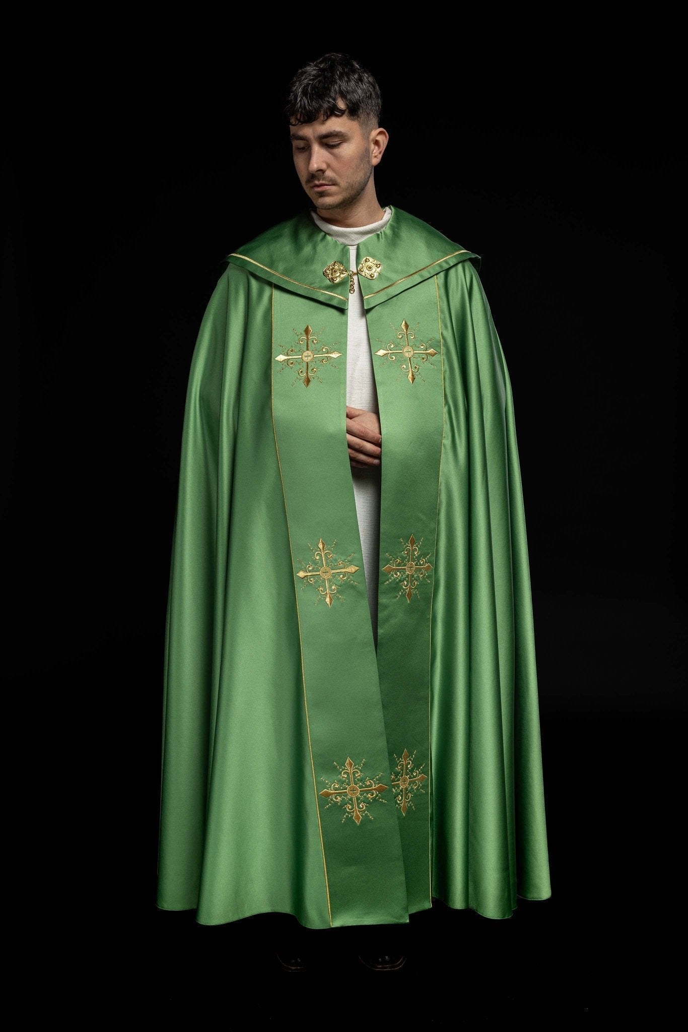 Capa de asperges litúrgica verde com faixa larga bordada com cruzes