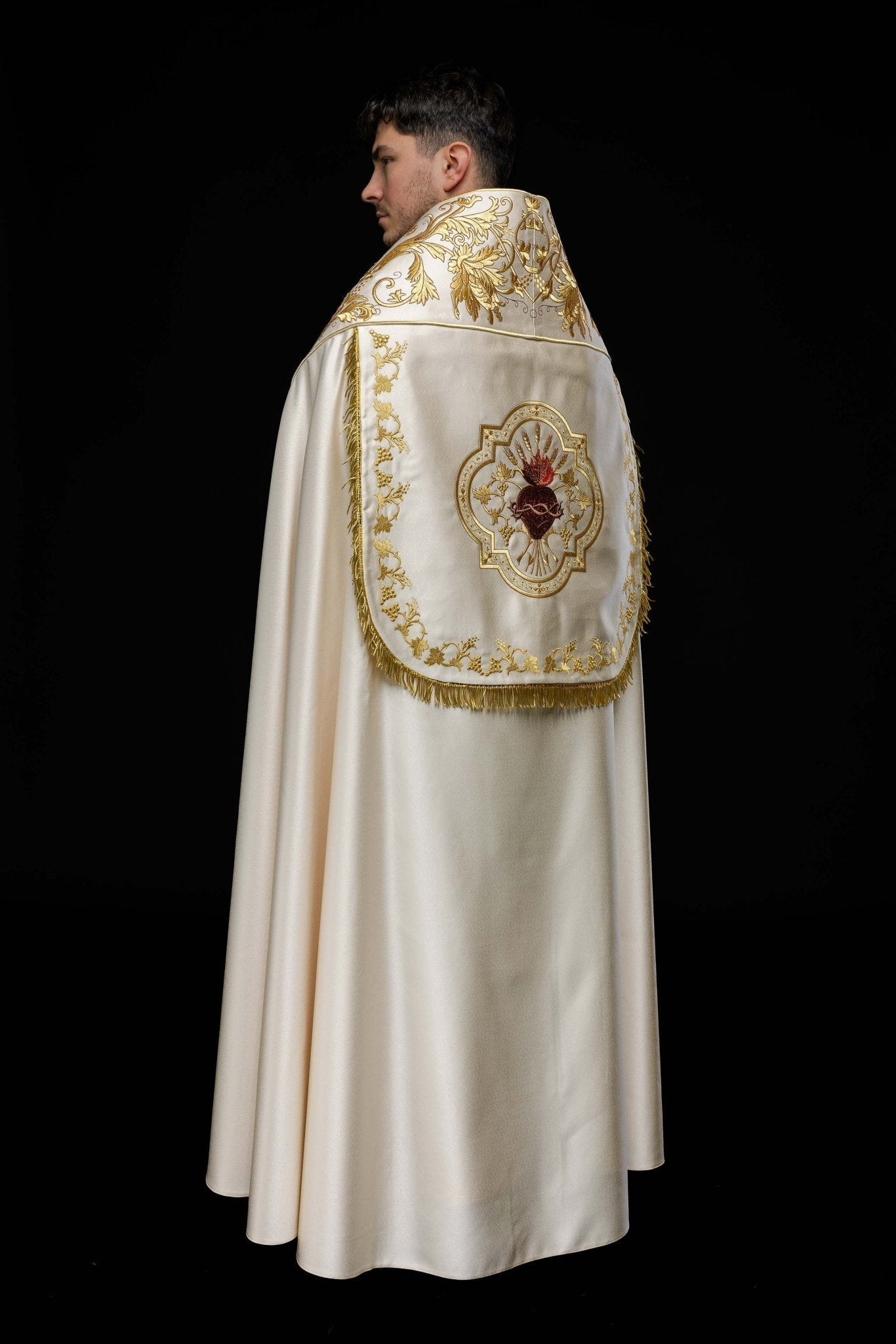 Capa de asperges romana de cetim creme com bordado do Sagrado Coração de Jesus