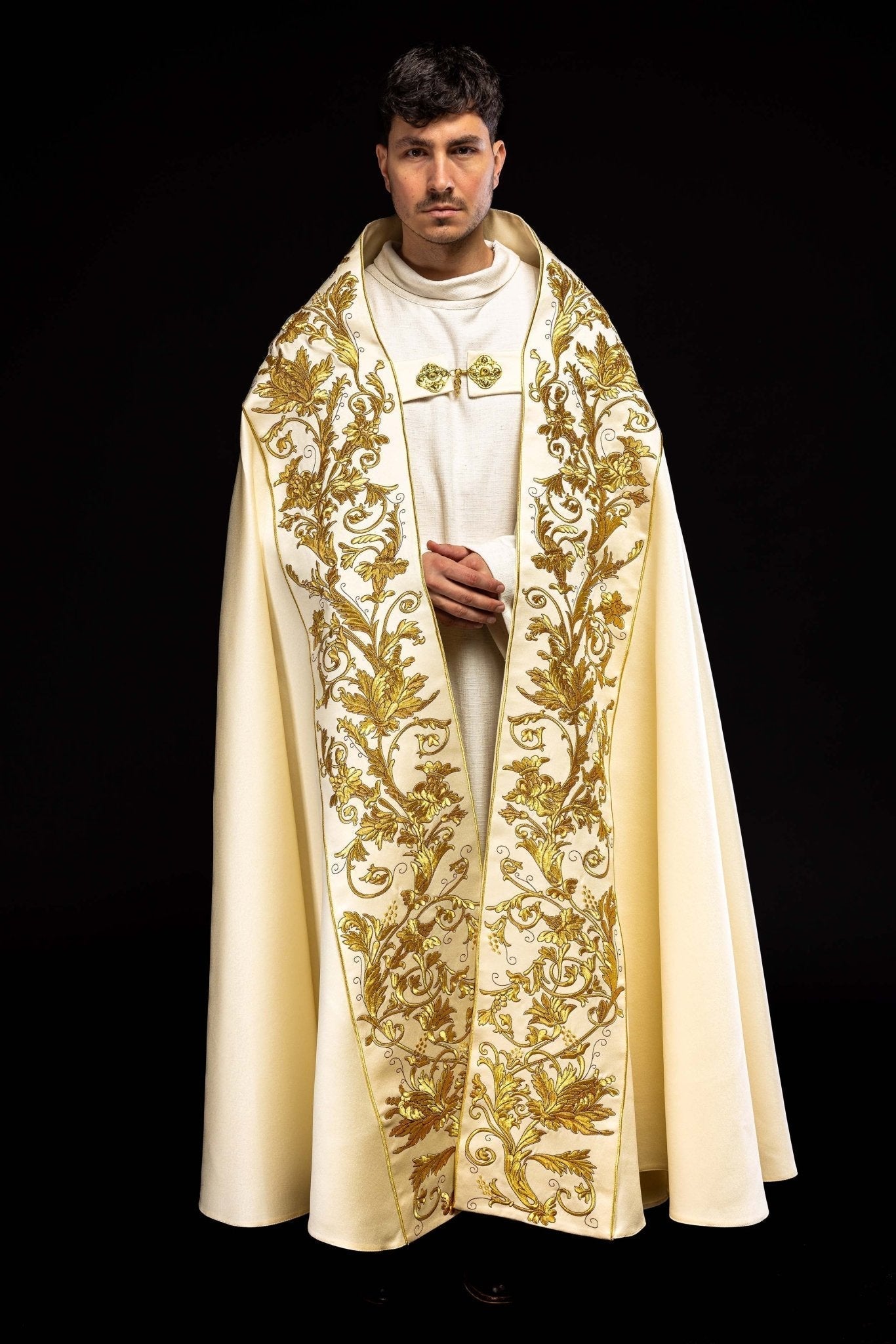 Capa de asperges romana creme com cálice eucarístico bordado