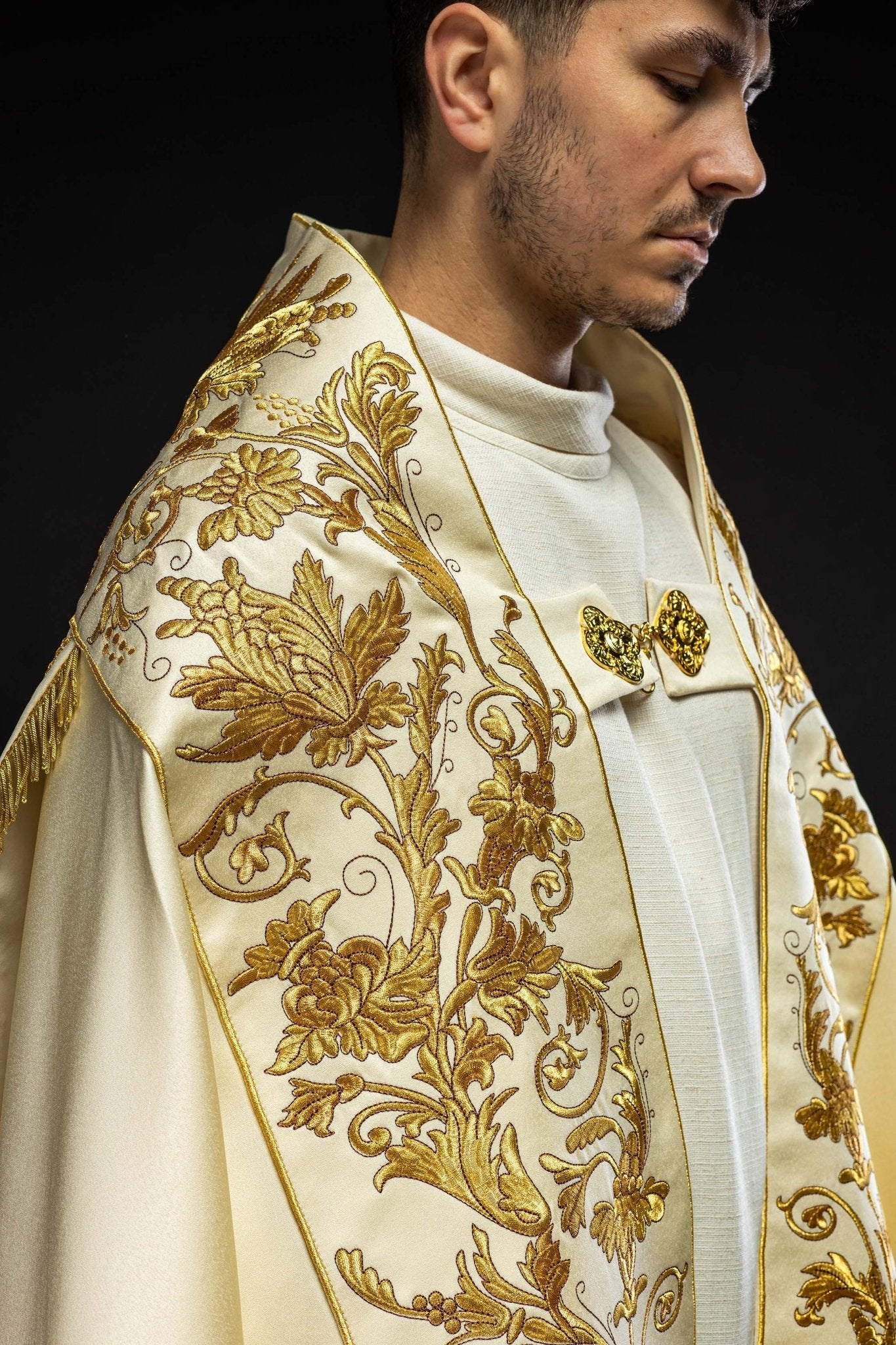 Capa de asperges romana creme com cálice eucarístico bordado