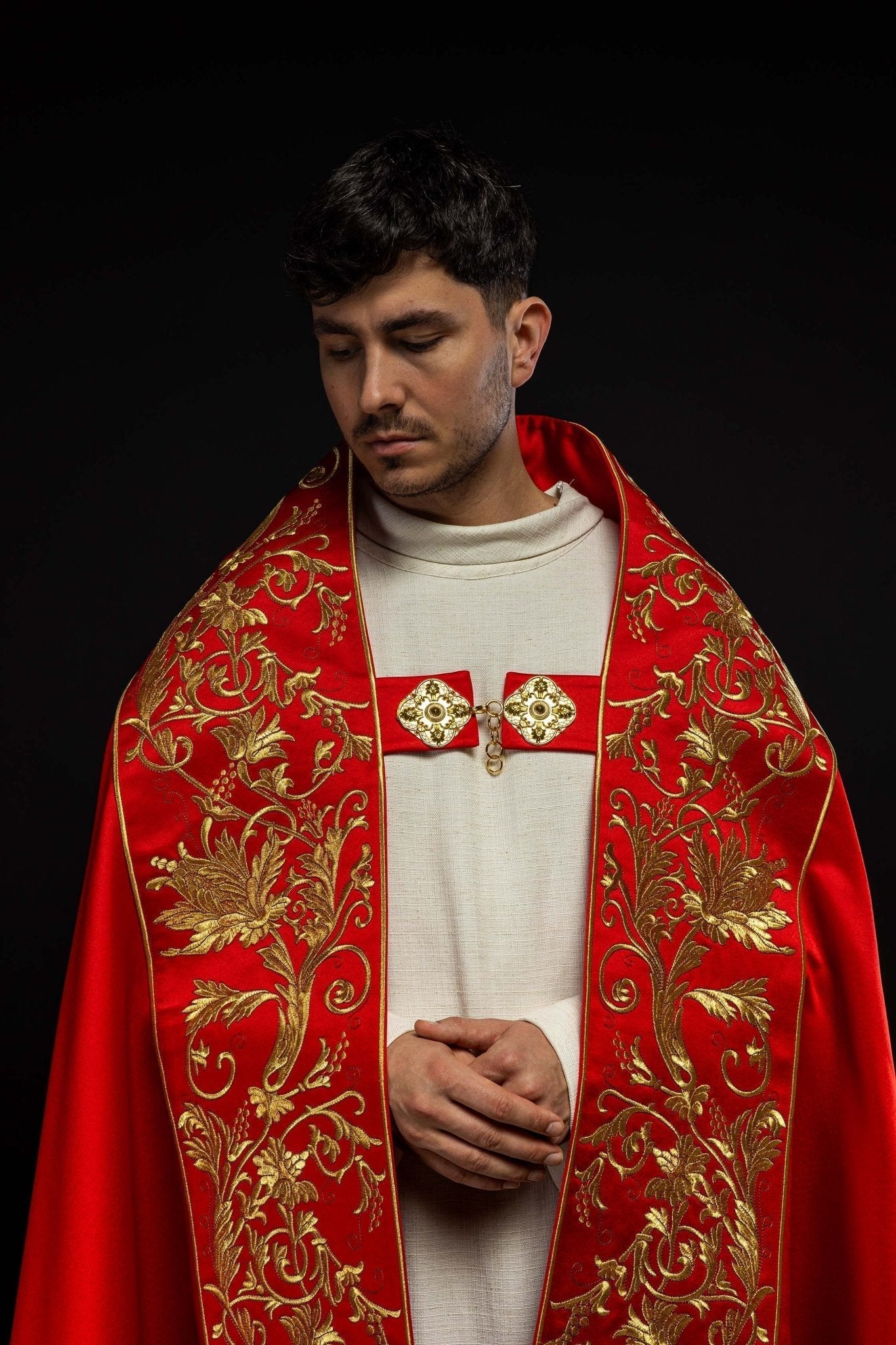 Capa de asperges romana vermelha com bordado do Sagrado Coração de Jesus
