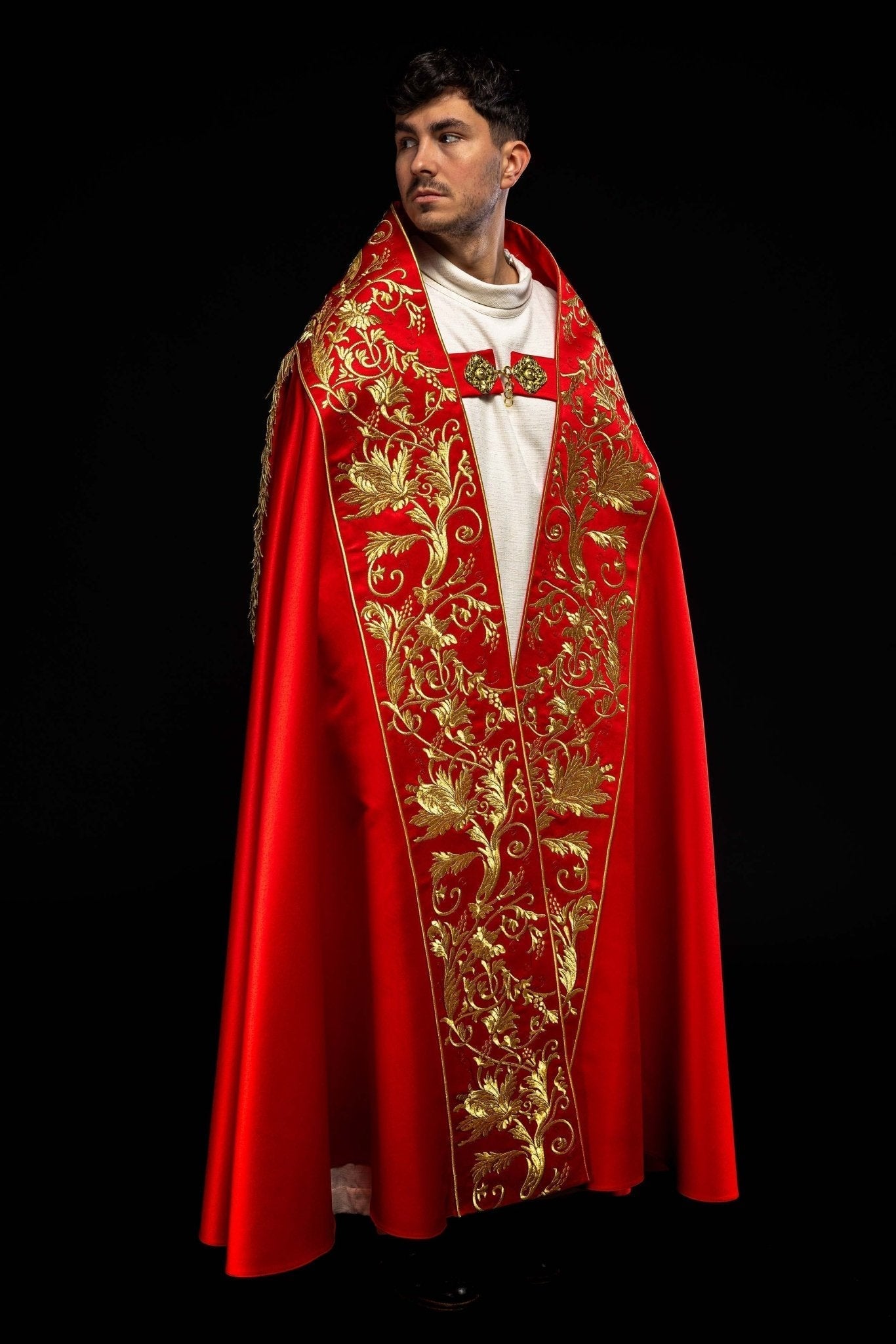 Capa de asperges romana vermelha com bordado do Sagrado Coração de Jesus