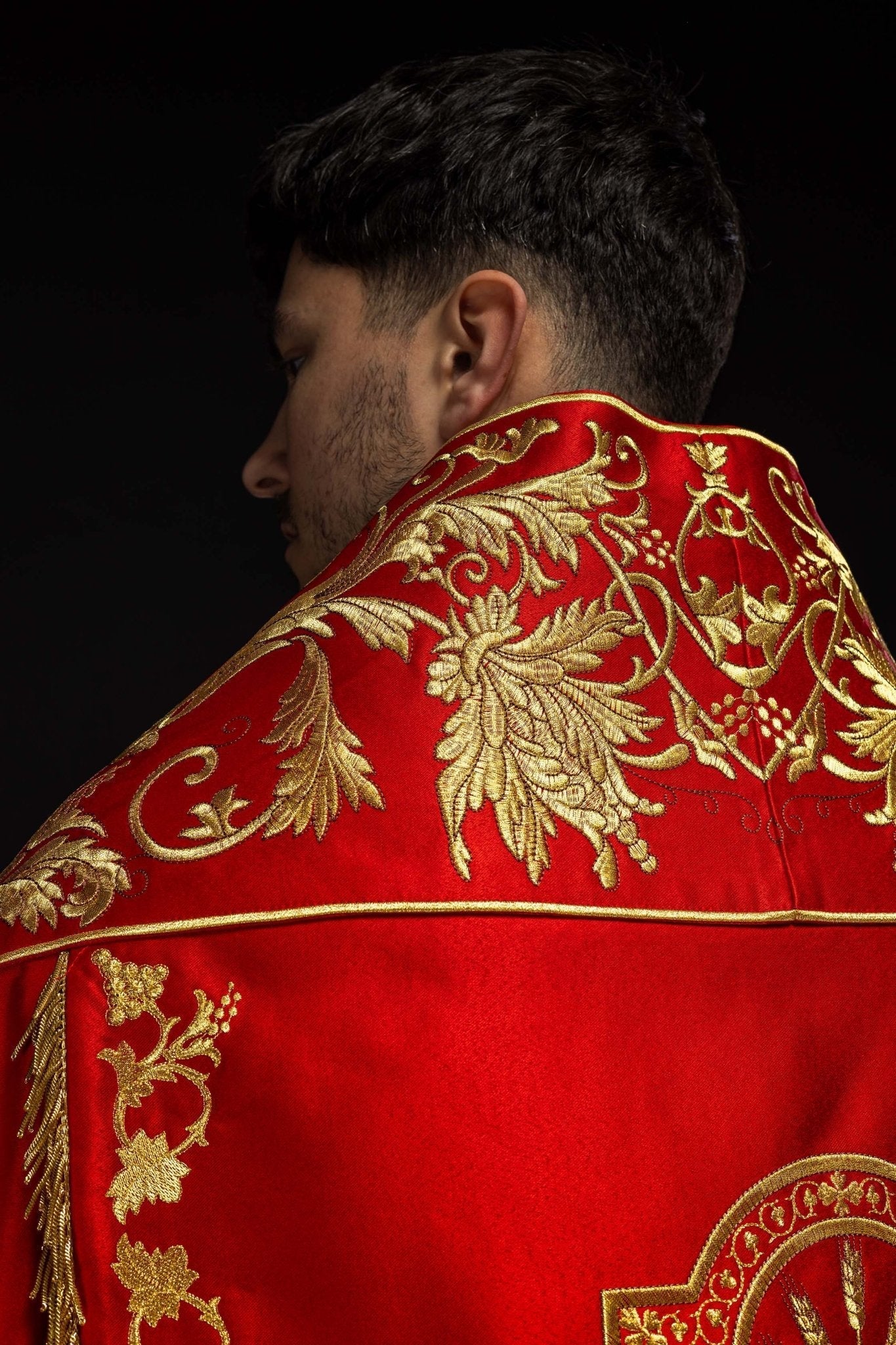 Capa de asperges romana vermelha com bordado do Sagrado Coração de Jesus