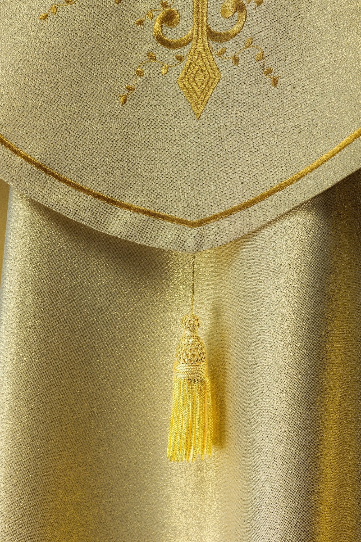 Capa de asperges litúrgica bordada dourada
