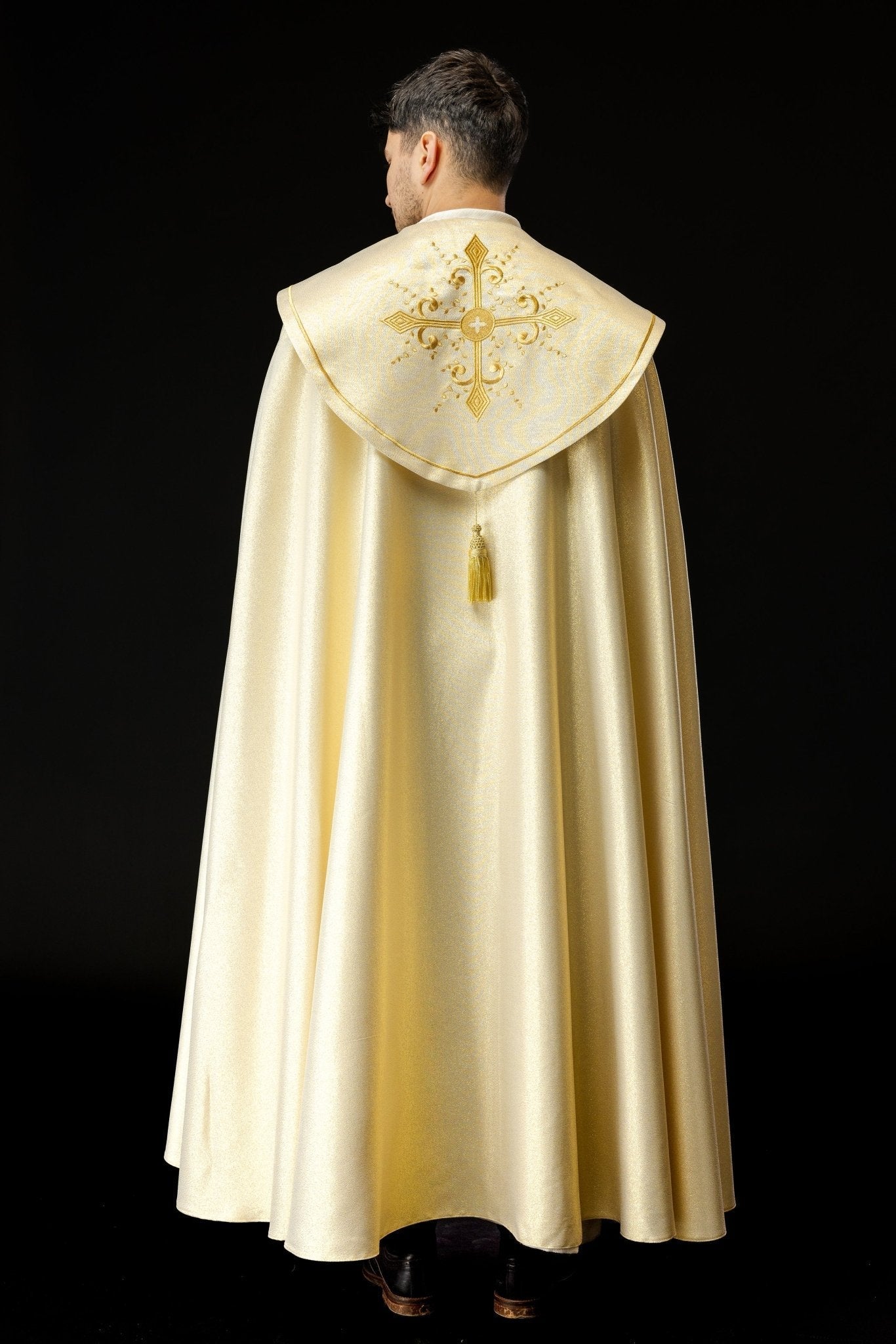 Capa de asperges litúrgica bordada dourada