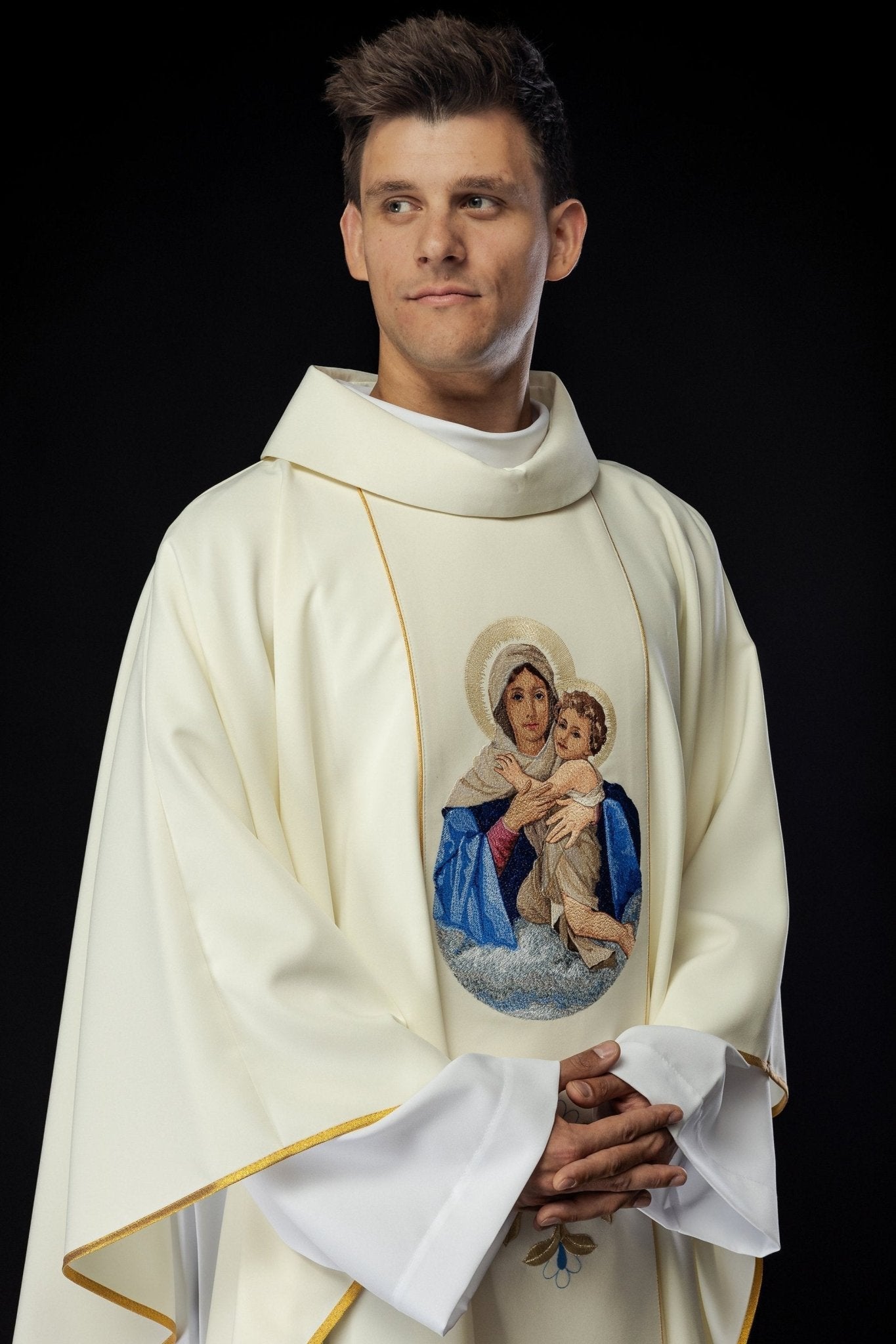 Casula bordada com imagem de Nossa Senhora com o Menino Jesus