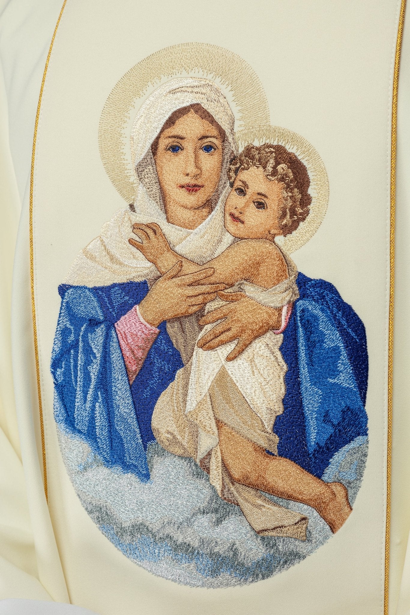 Casula bordada com imagem de Nossa Senhora com o Menino Jesus