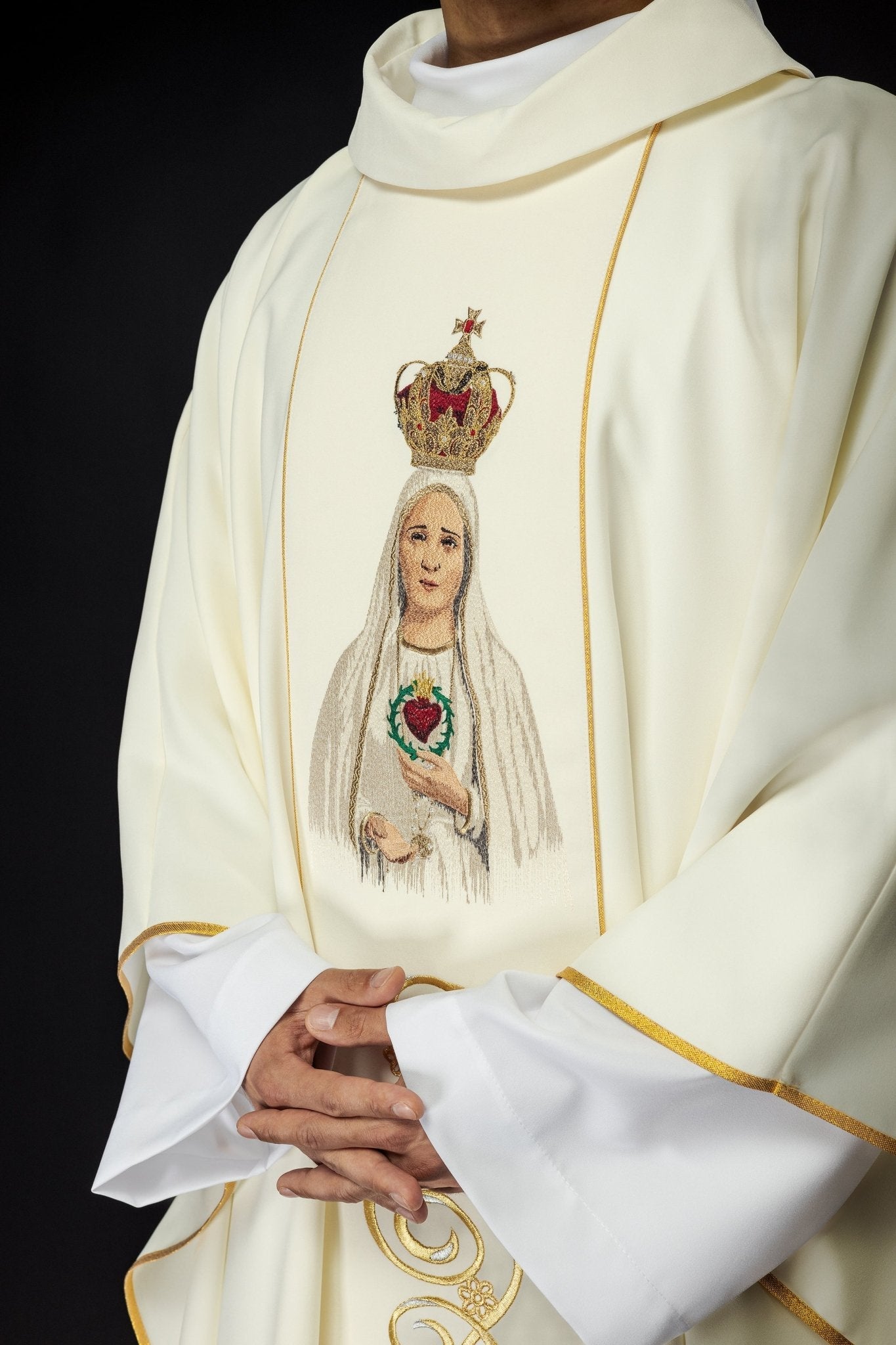 Casula bordada com imagem de Nossa Senhora de Fátima