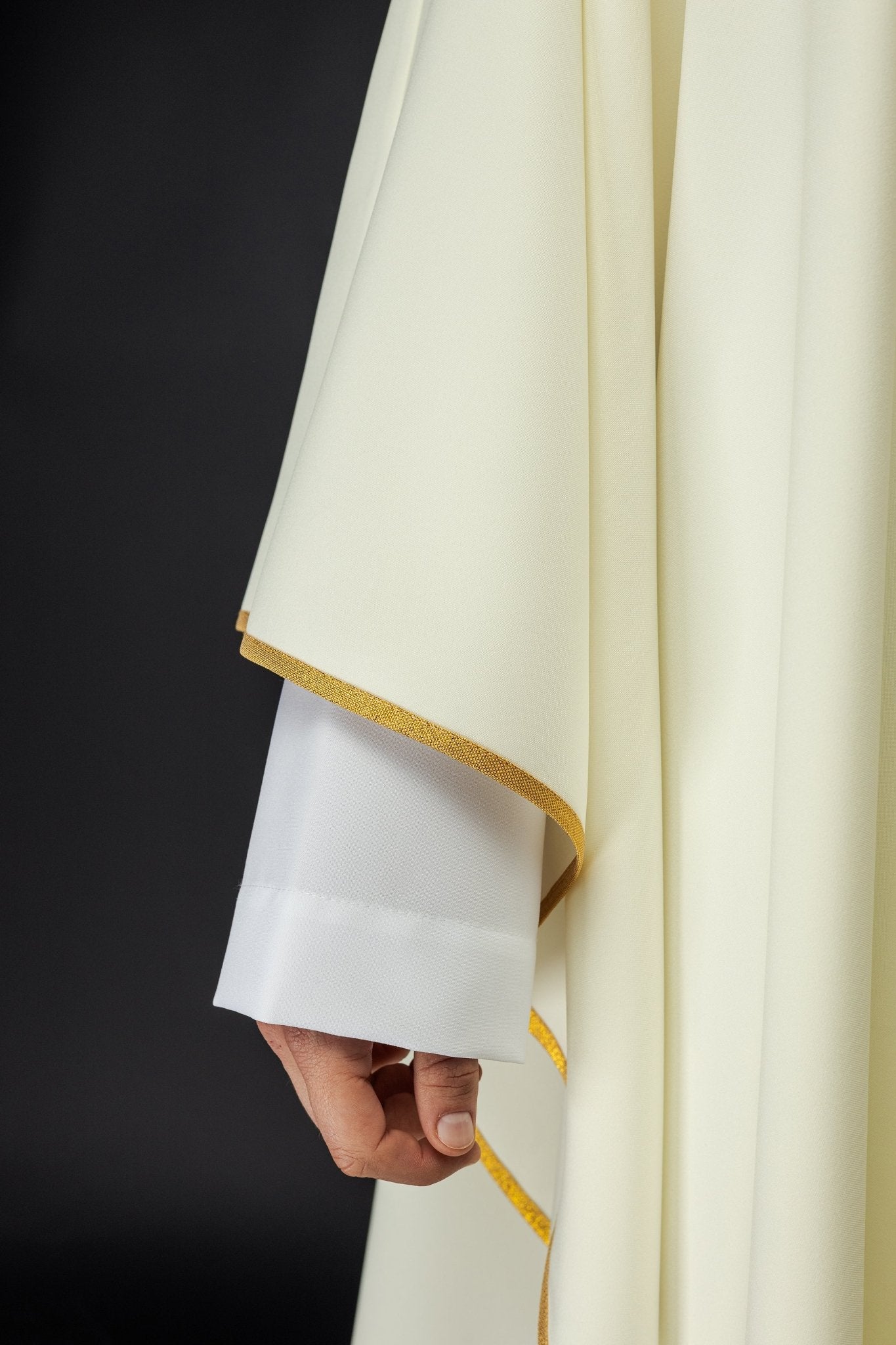 Casula bordada com a imagem de Nossa Senhora de Fátima