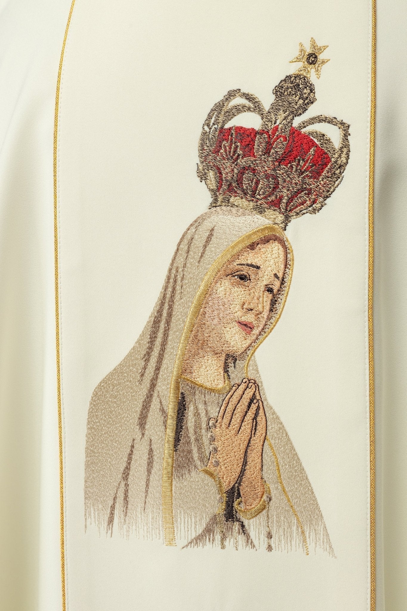 Casula bordada com a imagem de Nossa Senhora de Fátima