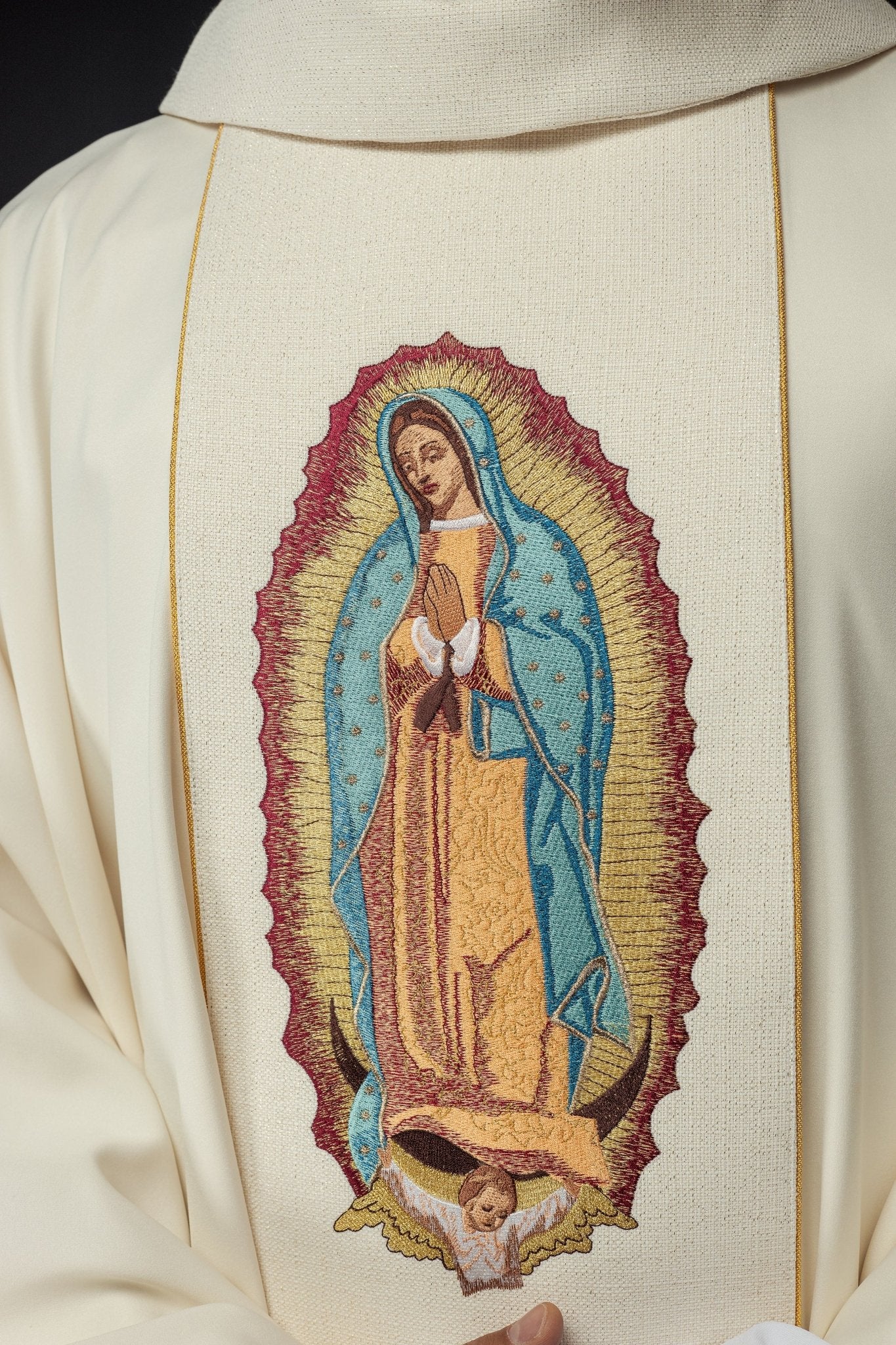 Casula bordada com a imagem de Nossa Senhora de Guadalupe