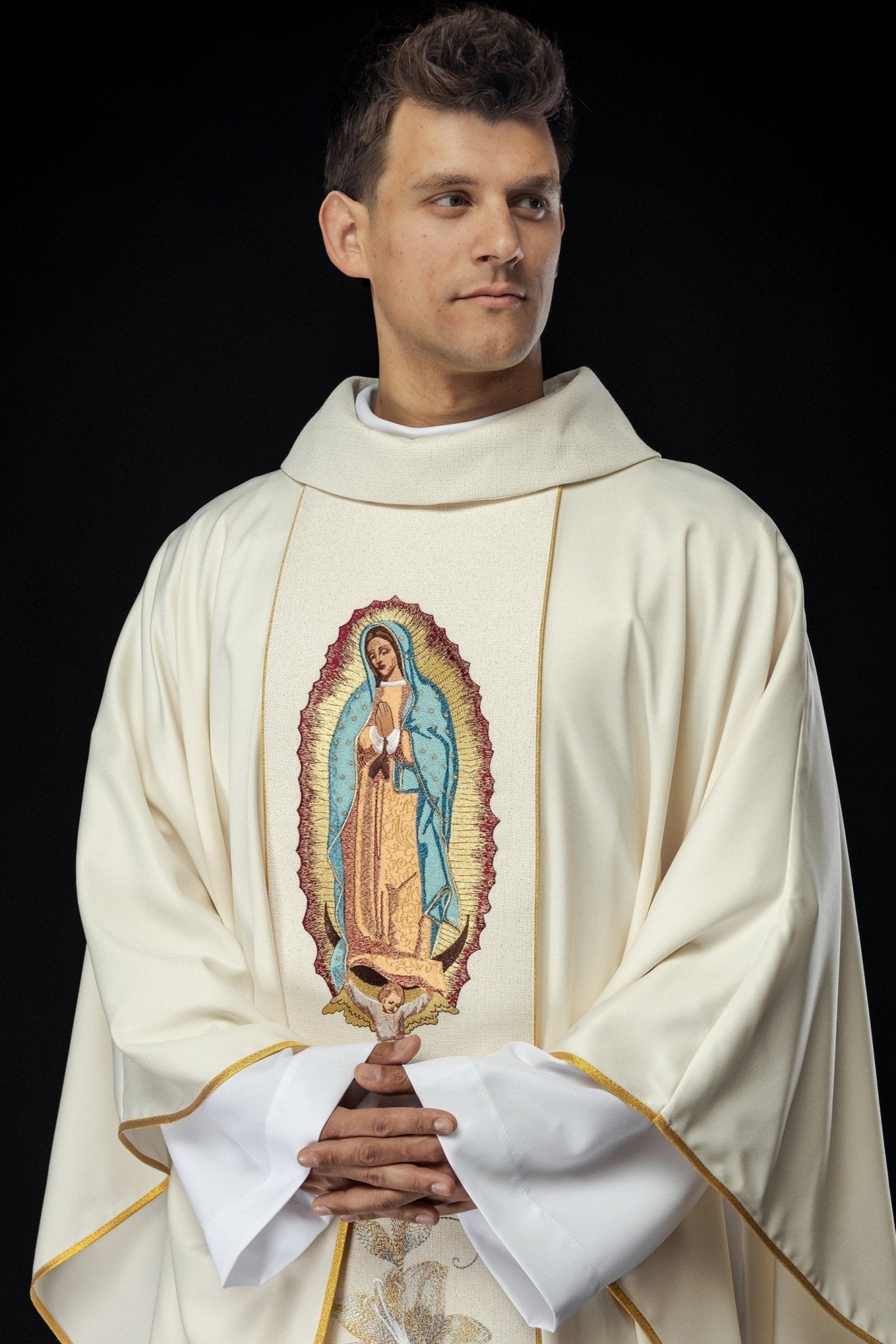 Casula bordada com a imagem de Nossa Senhora de Guadalupe