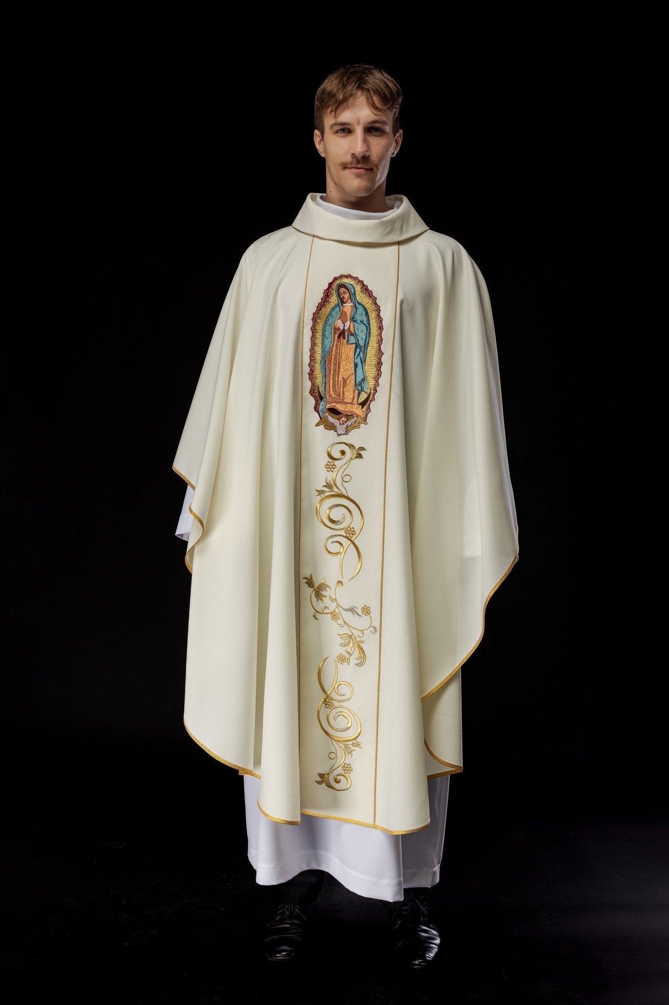 Casula bordada com imagem de Nossa Senhora de Guadalupe