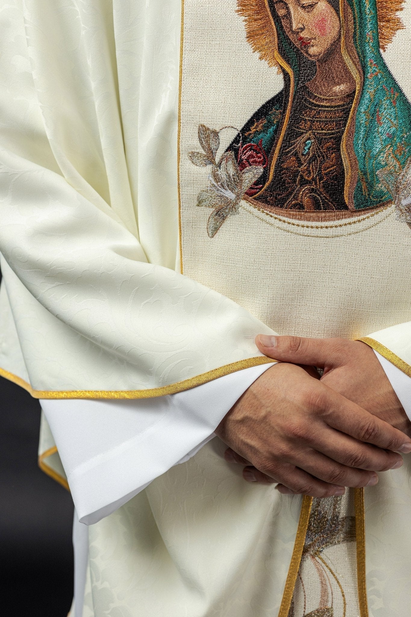 Casula bordada com imagem de Nossa Senhora de Guadalupe