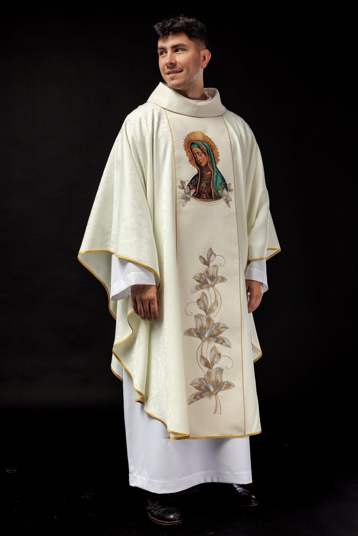 Casula bordada com imagem de Nossa Senhora de Guadalupe