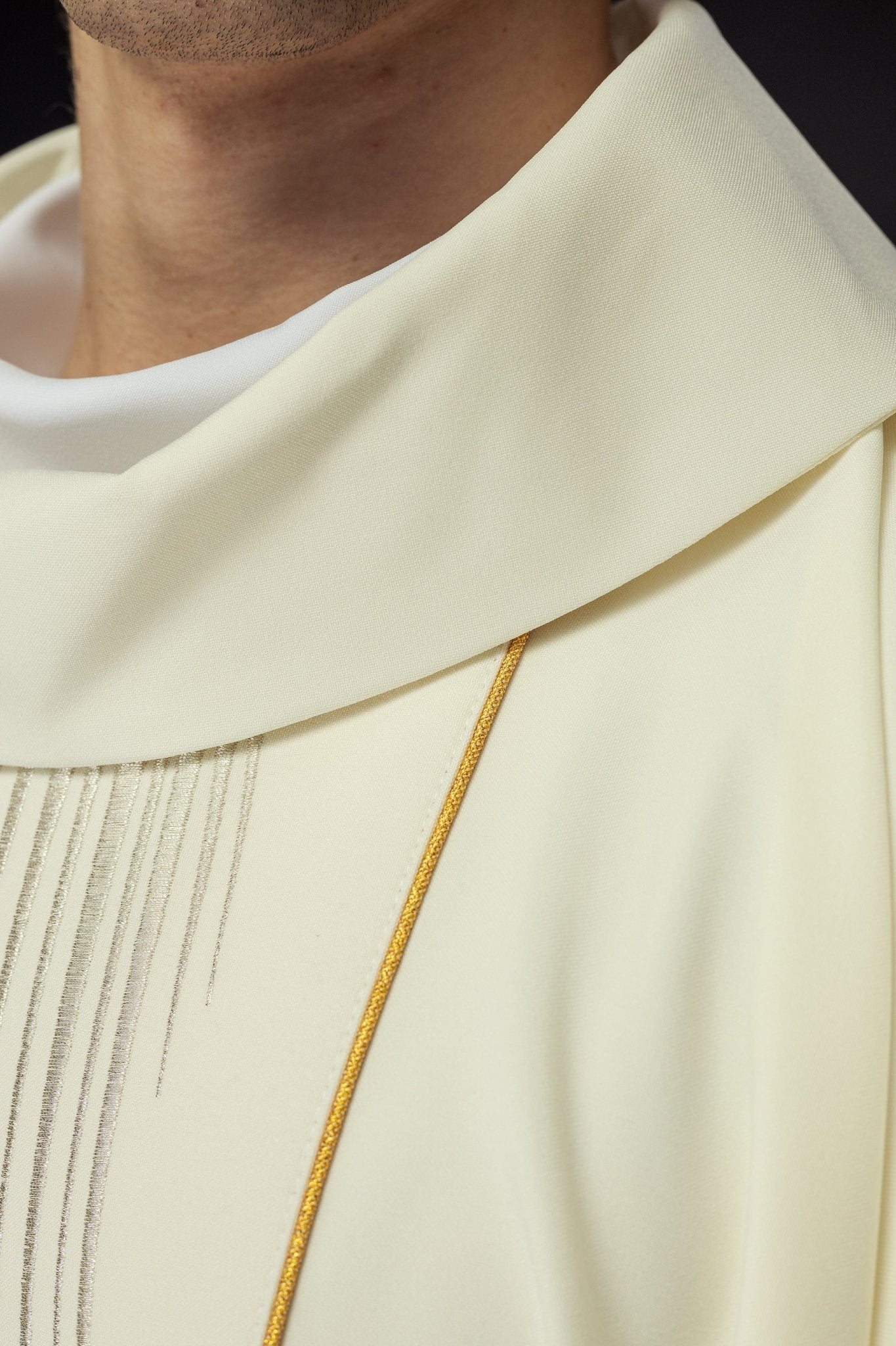 Casula bordada com imagem de Nossa Senhora da Assunção