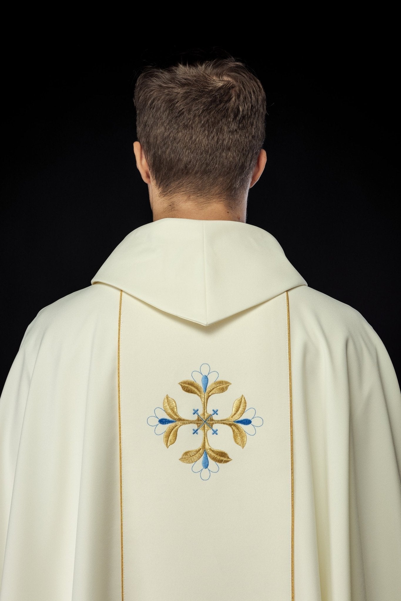 Casula bordada com imagem de Nossa Senhora da Assunção