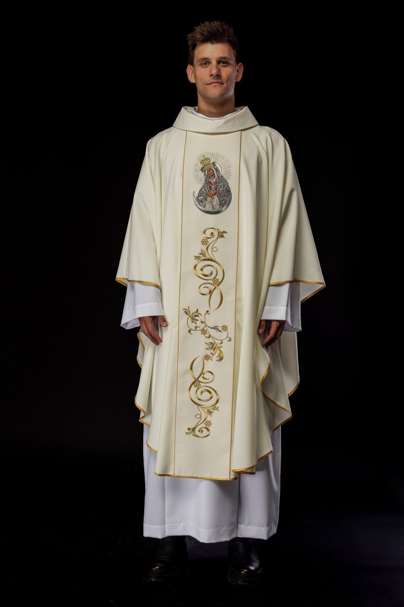 Casula bordada com imagem de Nossa Senhora de Ostrabrama