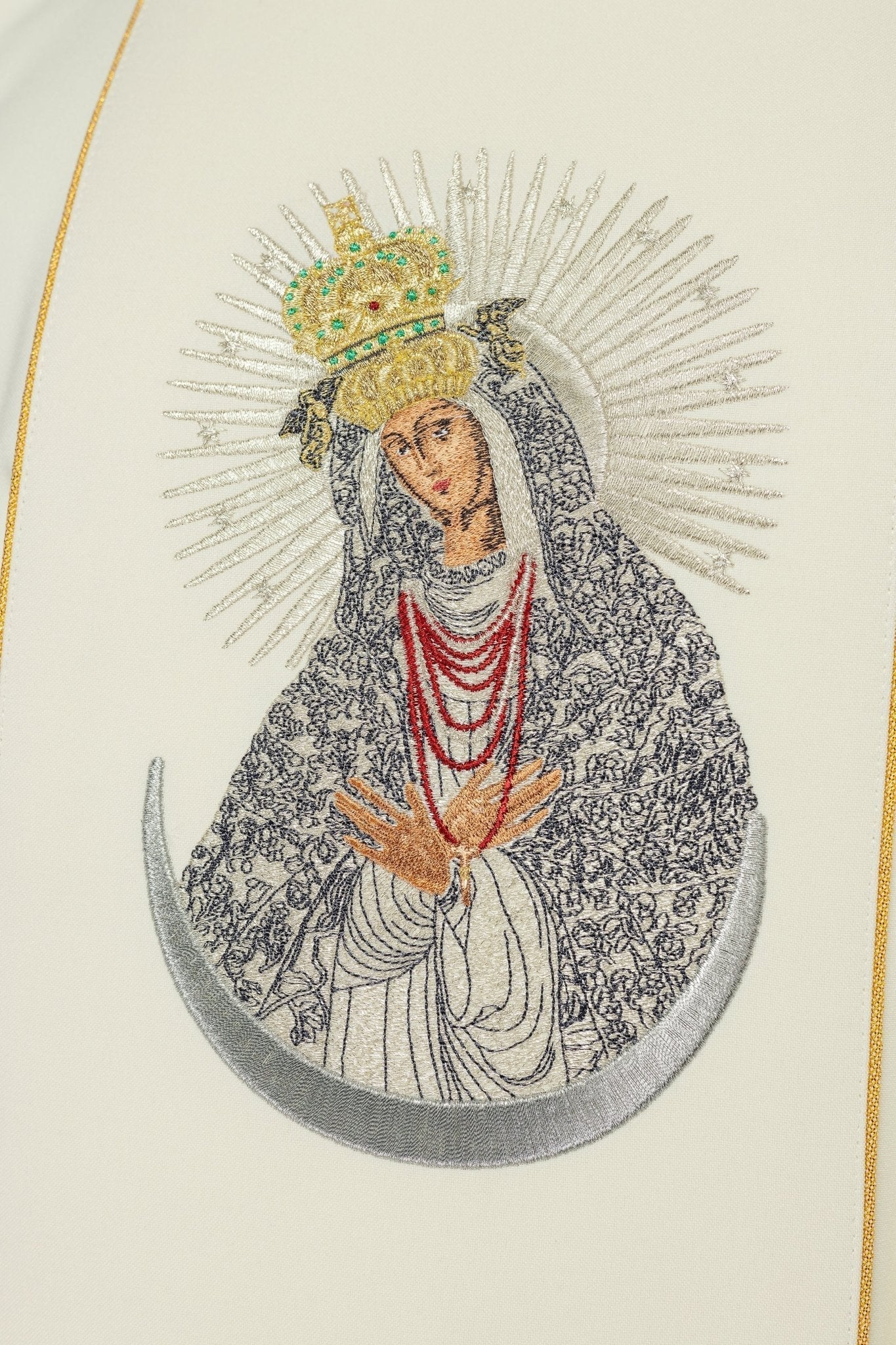Casula bordada com imagem de Nossa Senhora de Ostrabrama