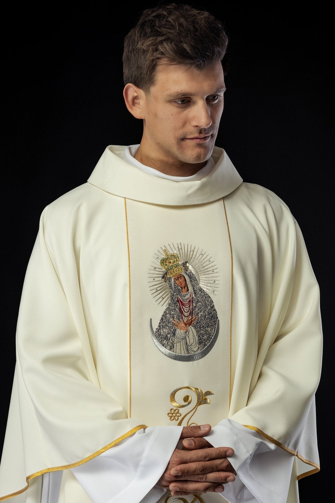 Casula bordada com imagem de Nossa Senhora de Ostrabrama