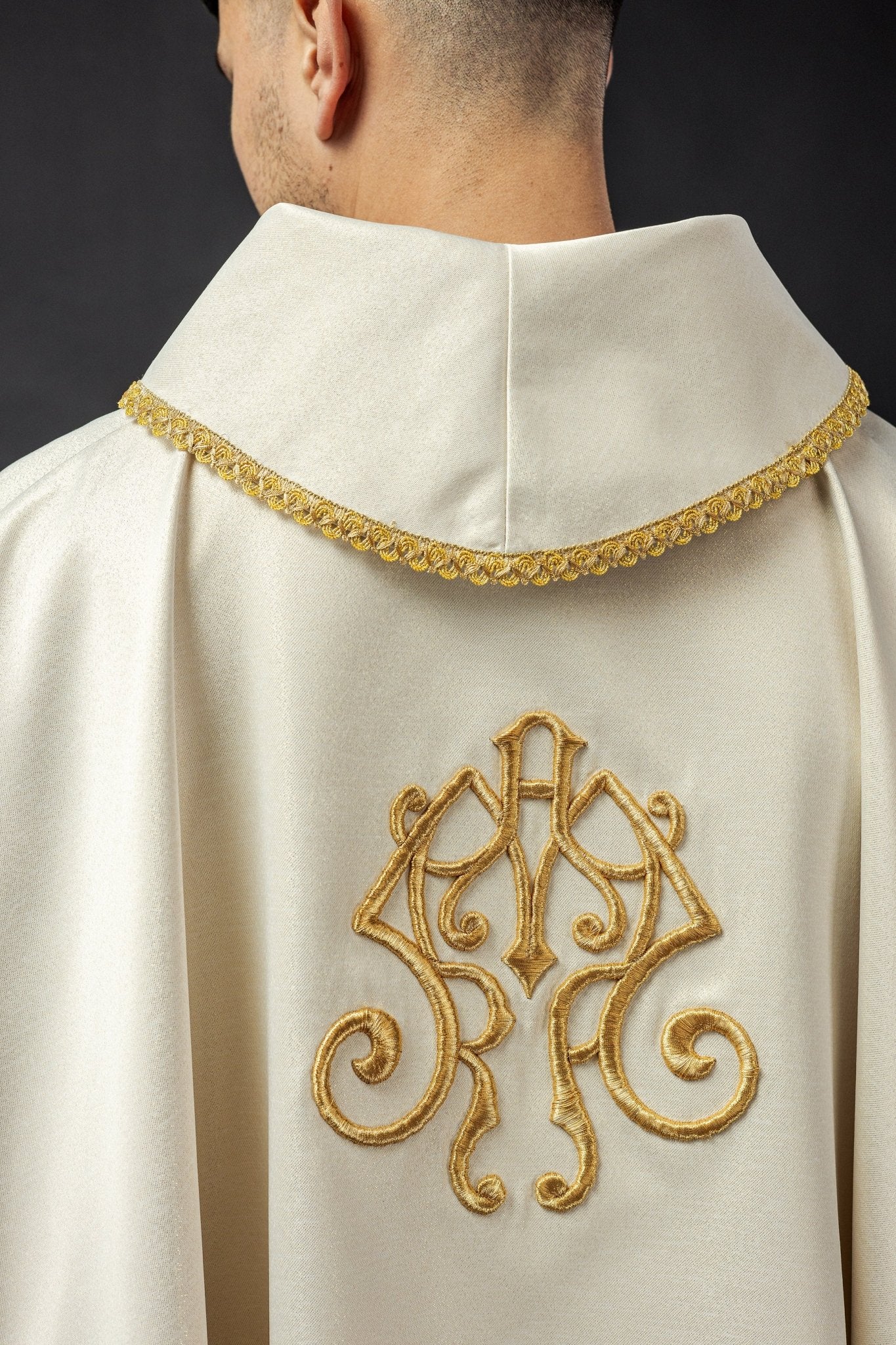 Casula bordada com imagem de Nossa Senhora da Candelária