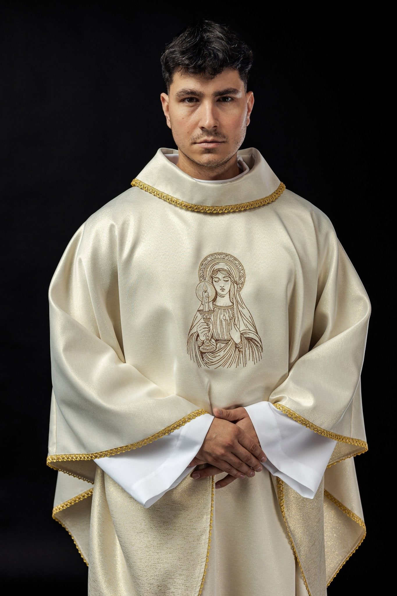 Casula bordada com imagem de Nossa Senhora da Candelária